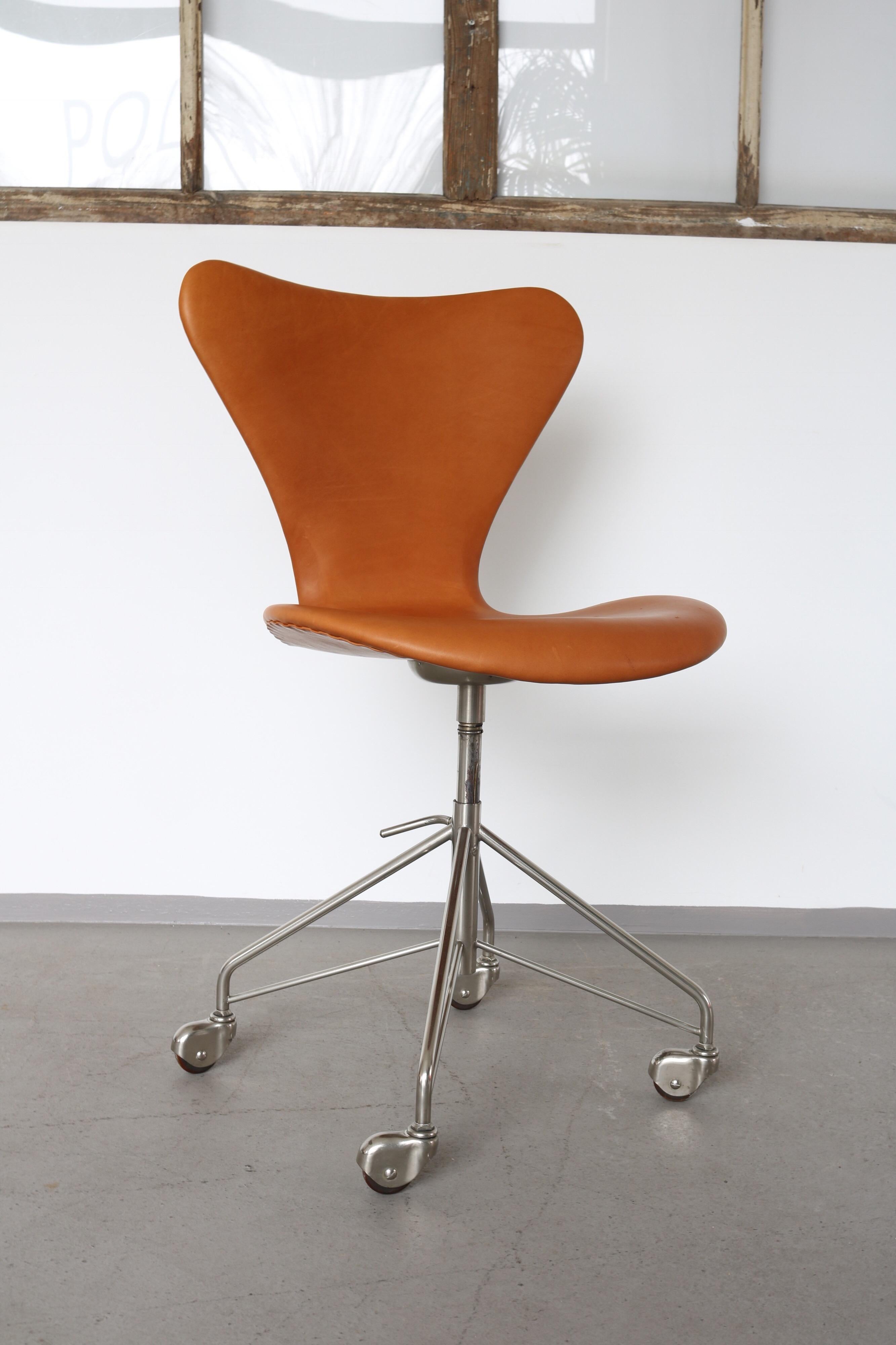 Arne Jacobsen Office Chair Model 3117 Cognac Leather by Fritz Hansen in Denmark In Good Condition In Nürnberg, DE