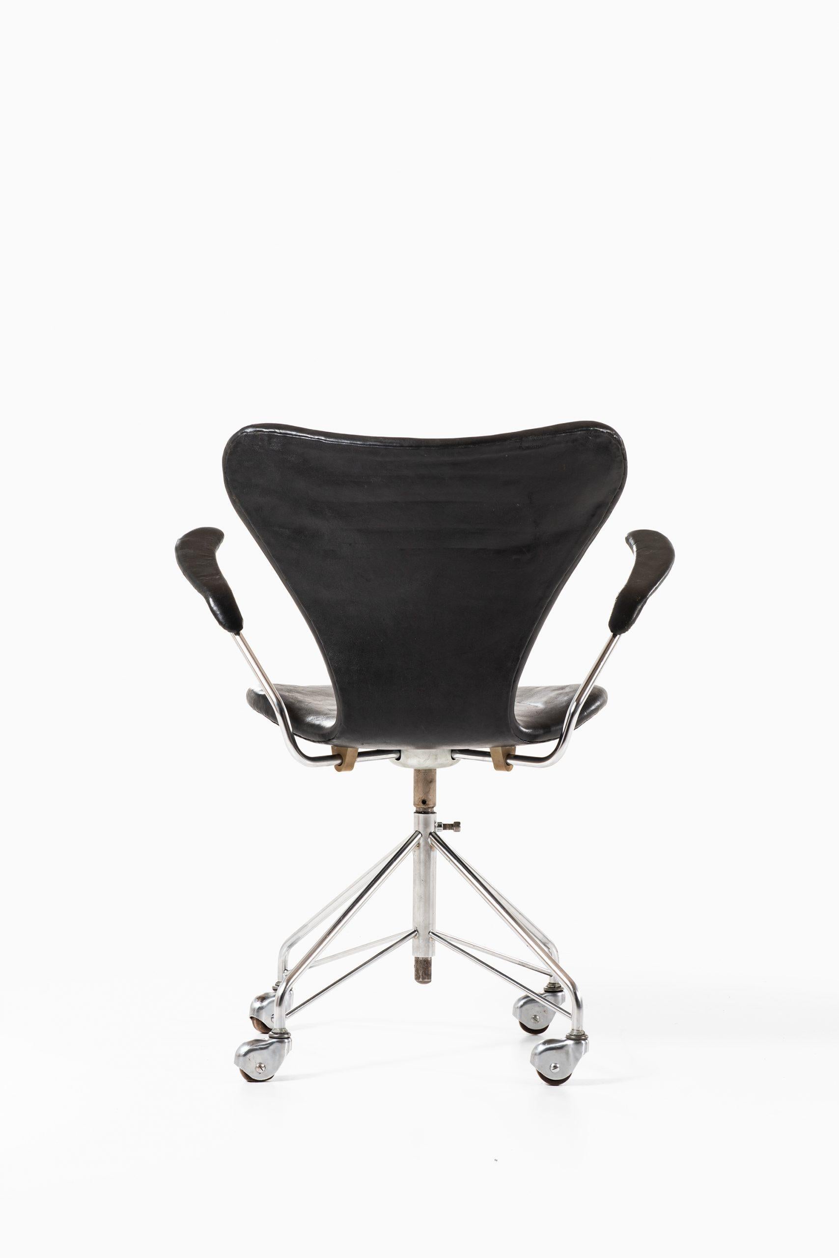Arne Jacobsen Office Chair Model 3117 Produced by Fritz Hansen in Denmark In Good Condition In Limhamn, Skåne län