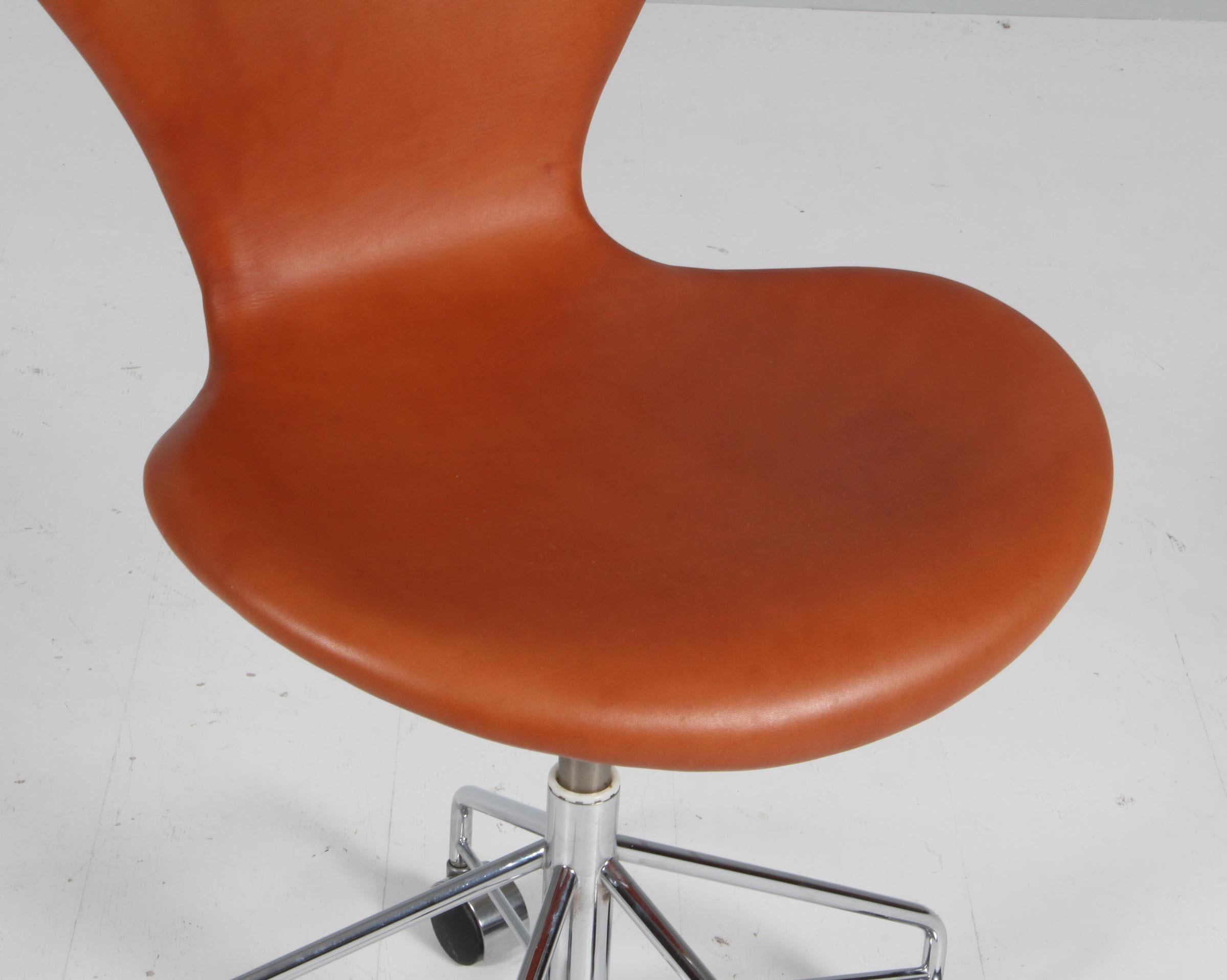 Danish Arne Jacobsen Office Chair, Model ''Syveren'' 3107, Cognac aniline Leather For Sale
