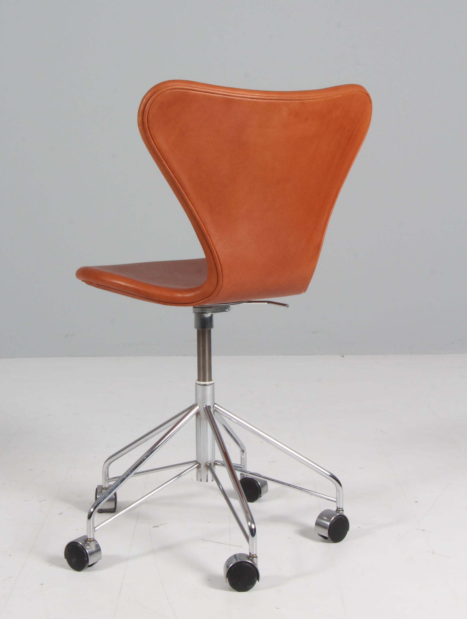 Milieu du XXe siècle Chaise de bureau Arne Jacobsen, modèle « Syveren » 3107, cuir aniline cognac