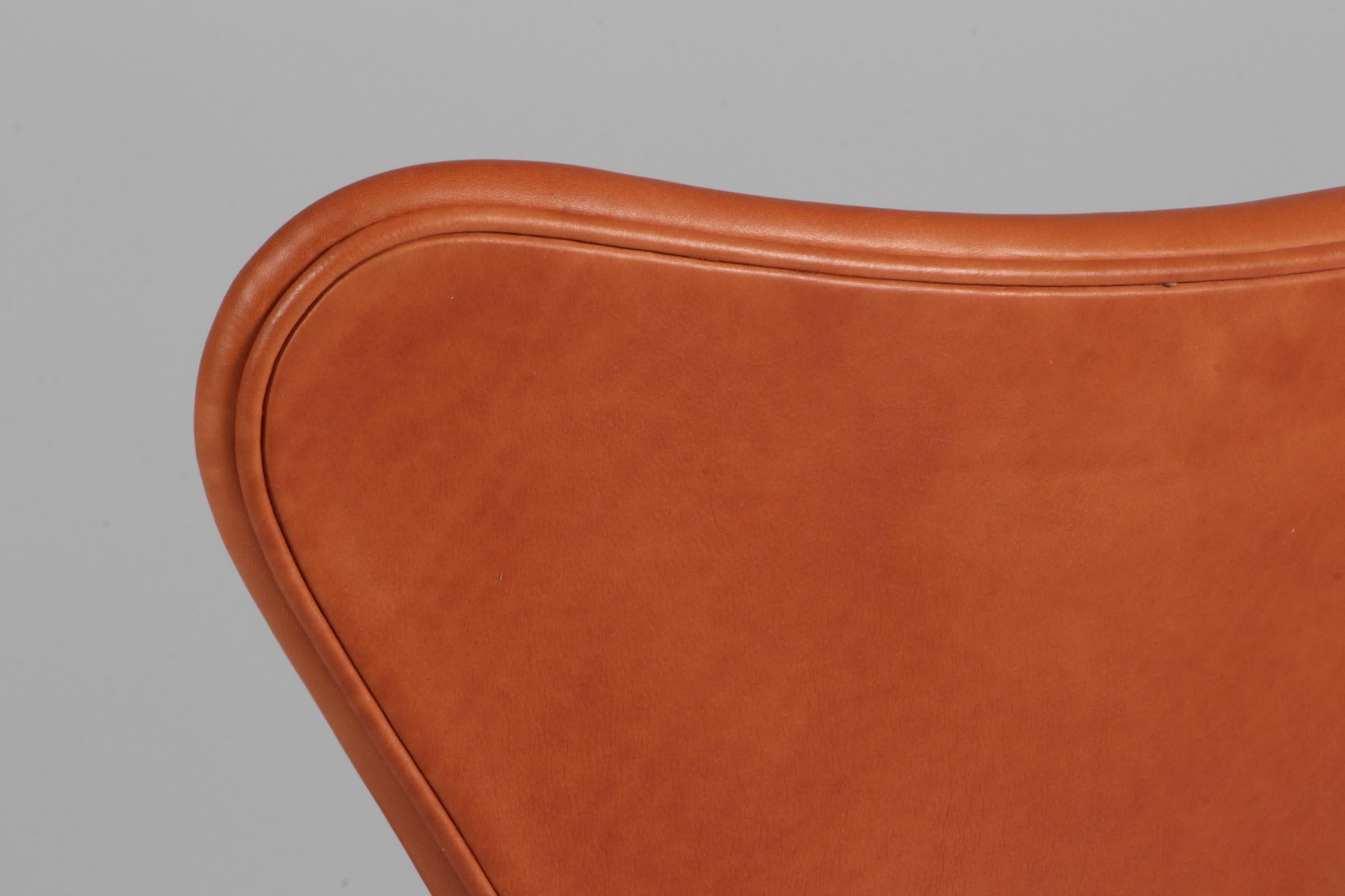 Cuir Chaise de bureau Arne Jacobsen, modèle « Syveren » 3107, cuir aniline cognac
