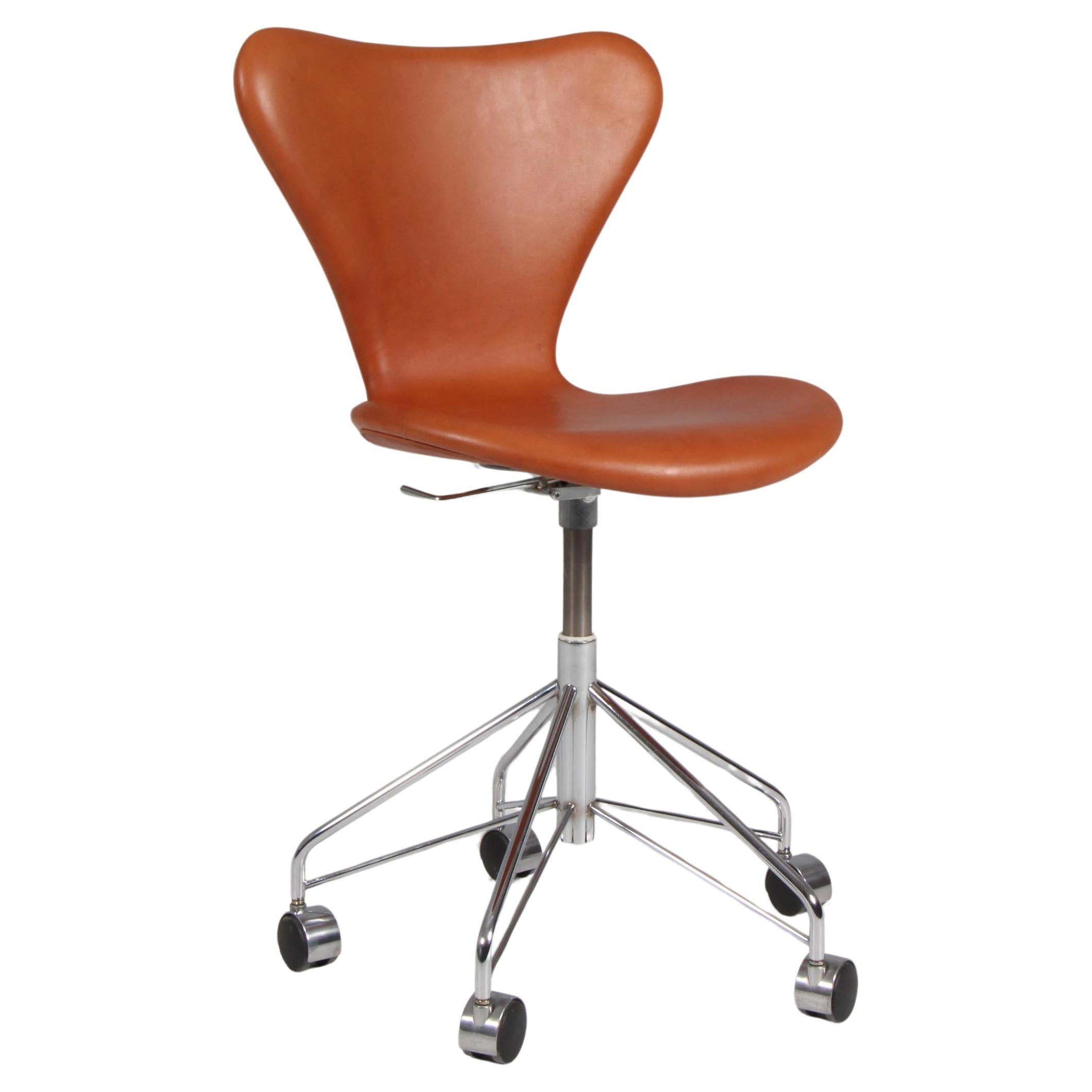 Chaise de bureau Arne Jacobsen, modèle « Syveren » 3107, cuir aniline cognac