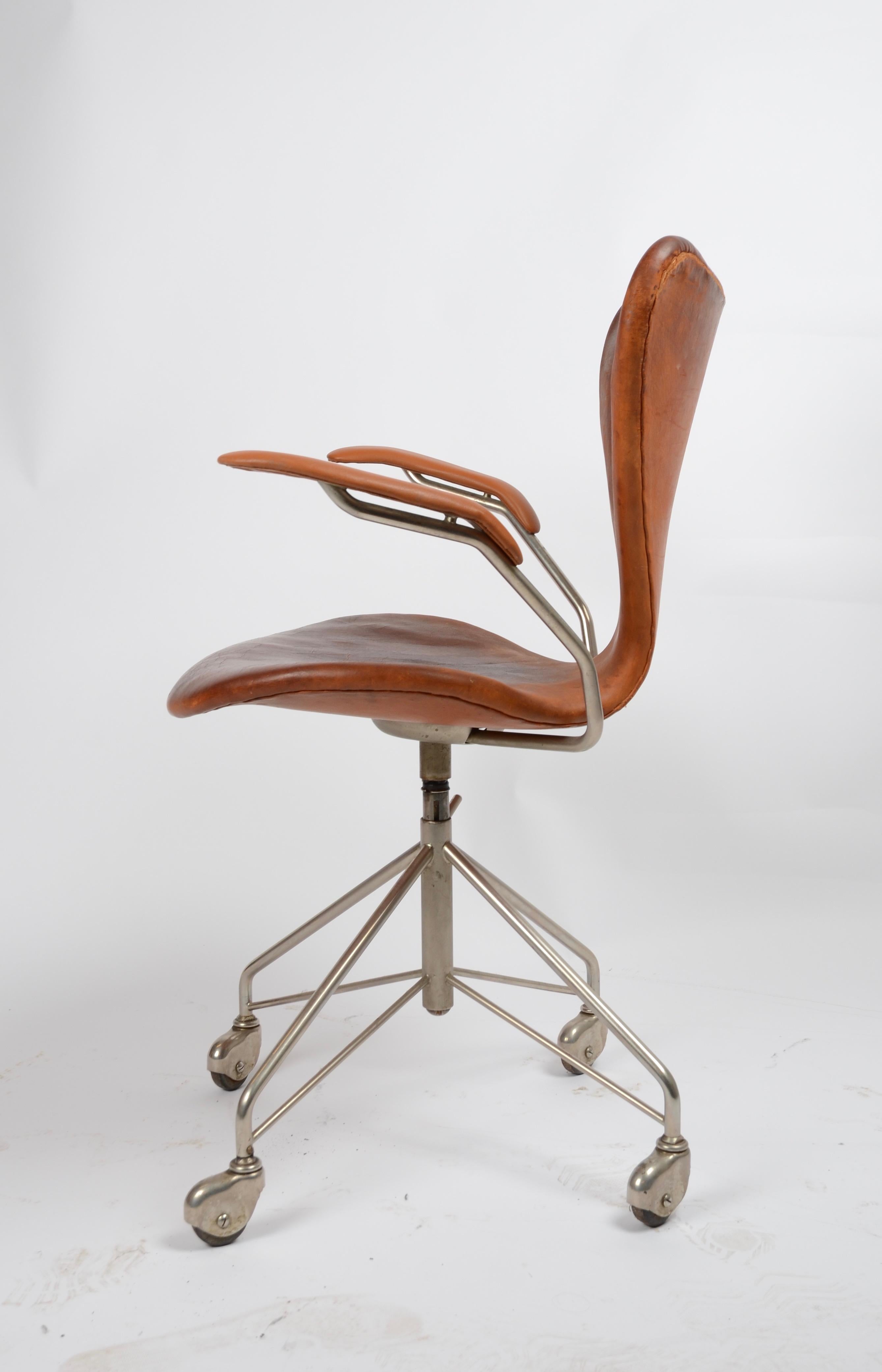 Swivel chair model ´Sjuan/Seven´/ AJ 3217, designed by Arne Jacobsen for Fritz Hansen, 1950s-1960s.

 