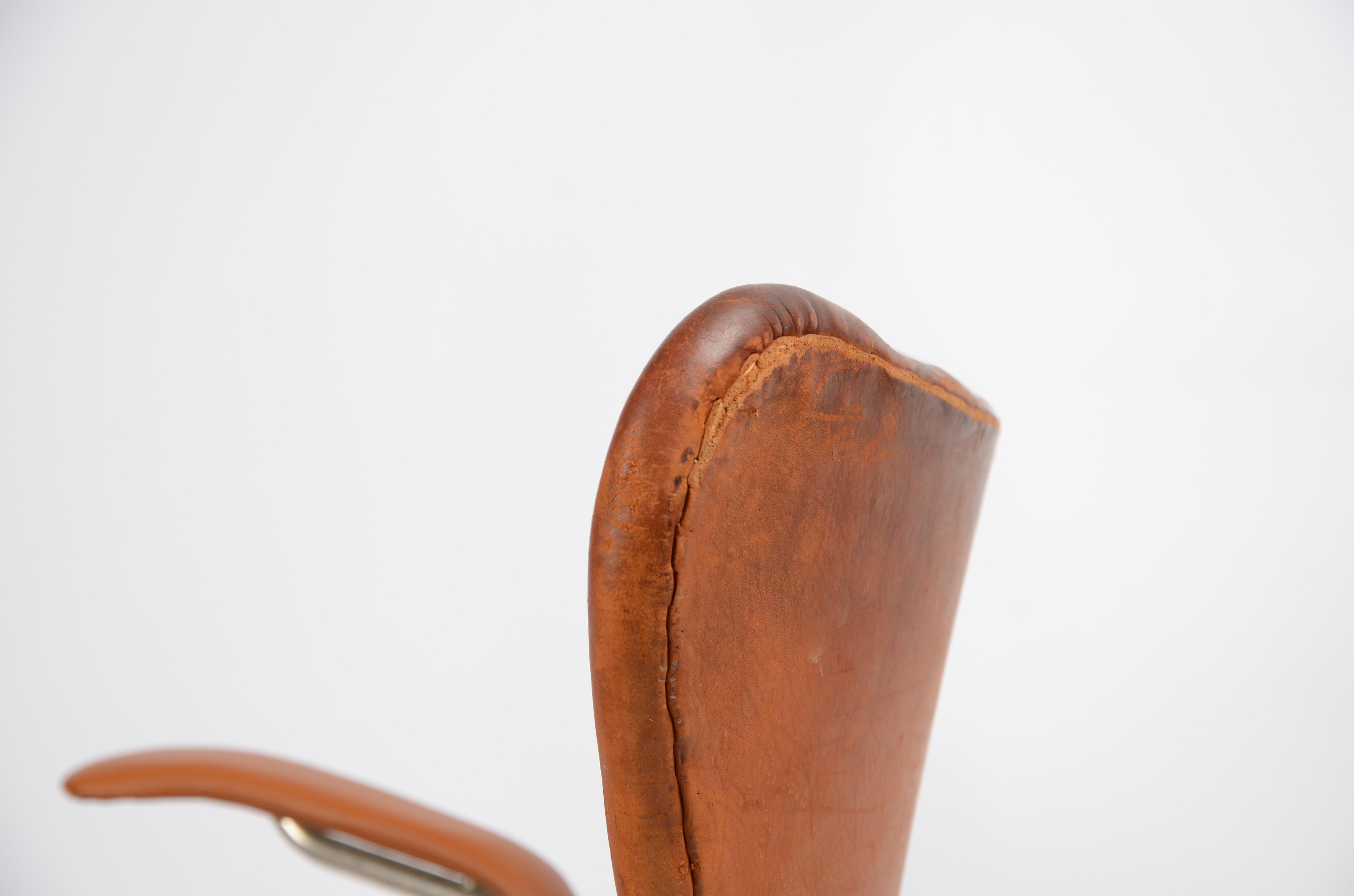 Arne Jacobsen, Office Chair, ´Sjuan/Seven´/ AJ 3217, Fritz Hansen, 1950s-1960s In Distressed Condition In Stockholm, SE