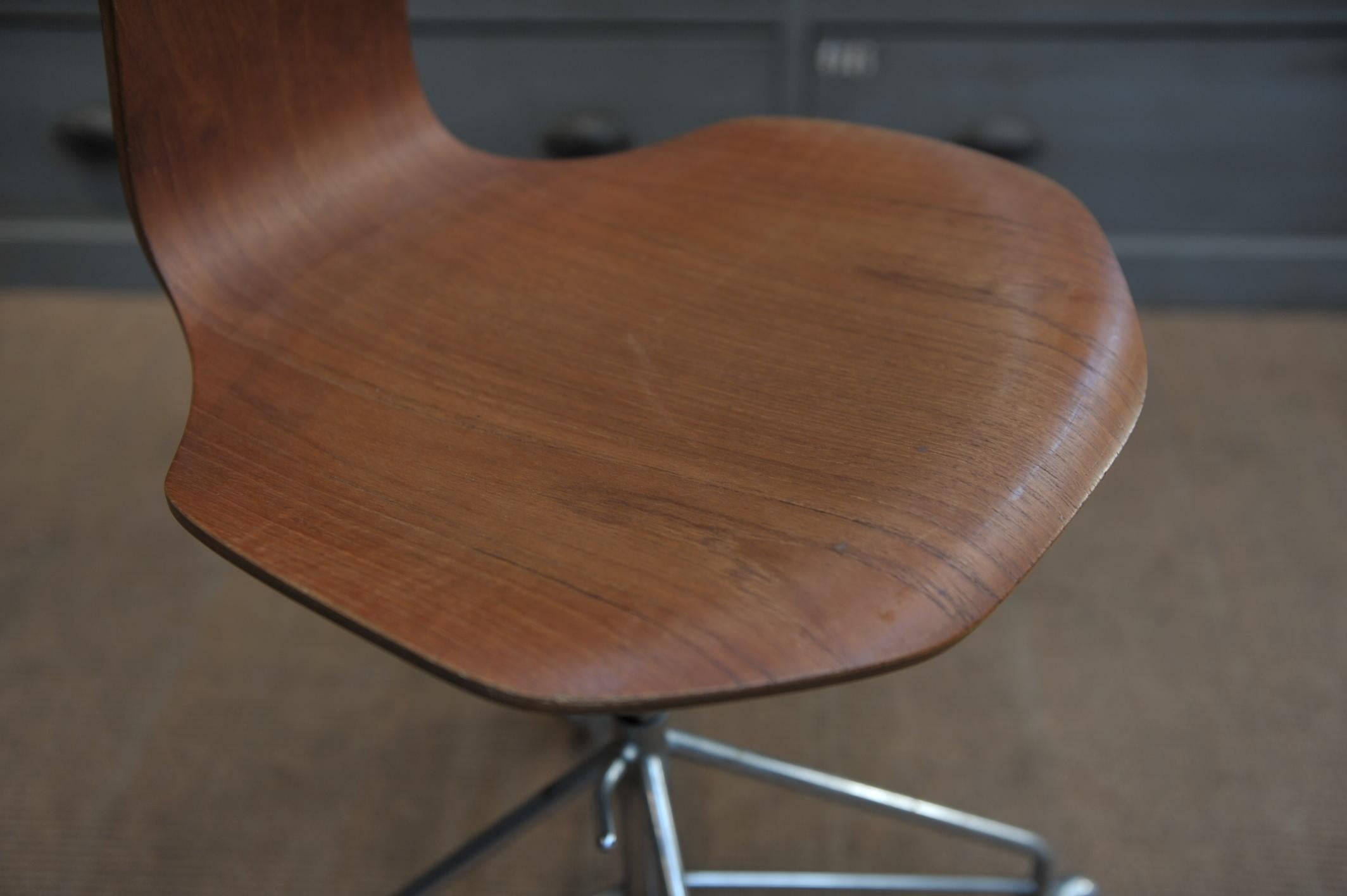 Arne Jacobsen Office Swivel Chair Model Hammer by Fritz Hansen in Denmark 3
