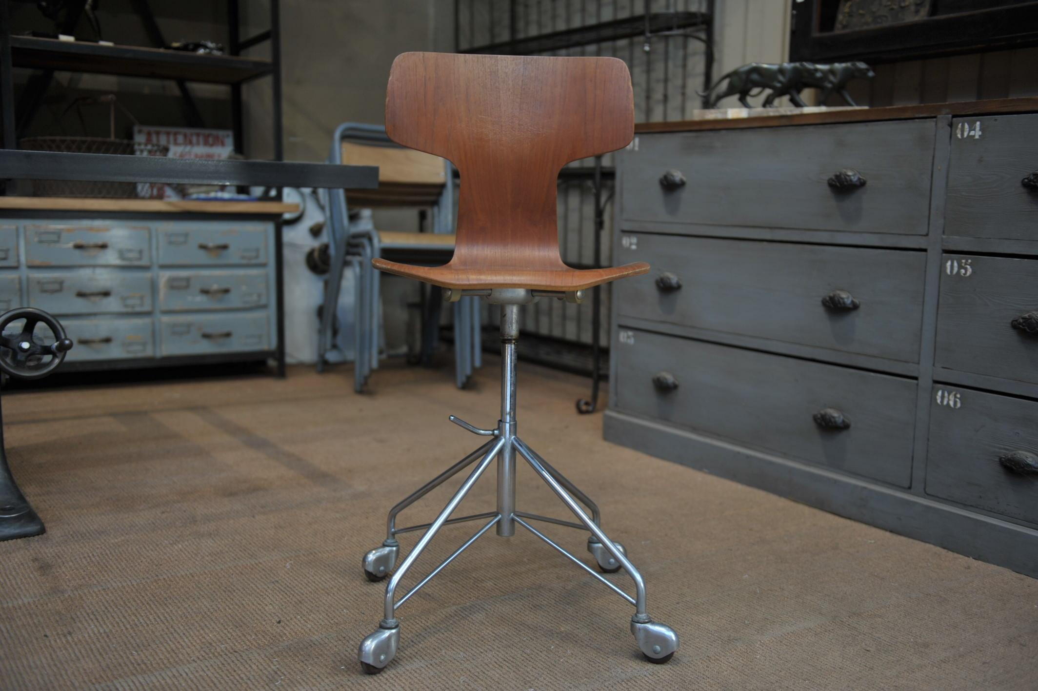 Arne Jacobsen Office Swivel Chair Model Hammer by Fritz Hansen in Denmark 4
