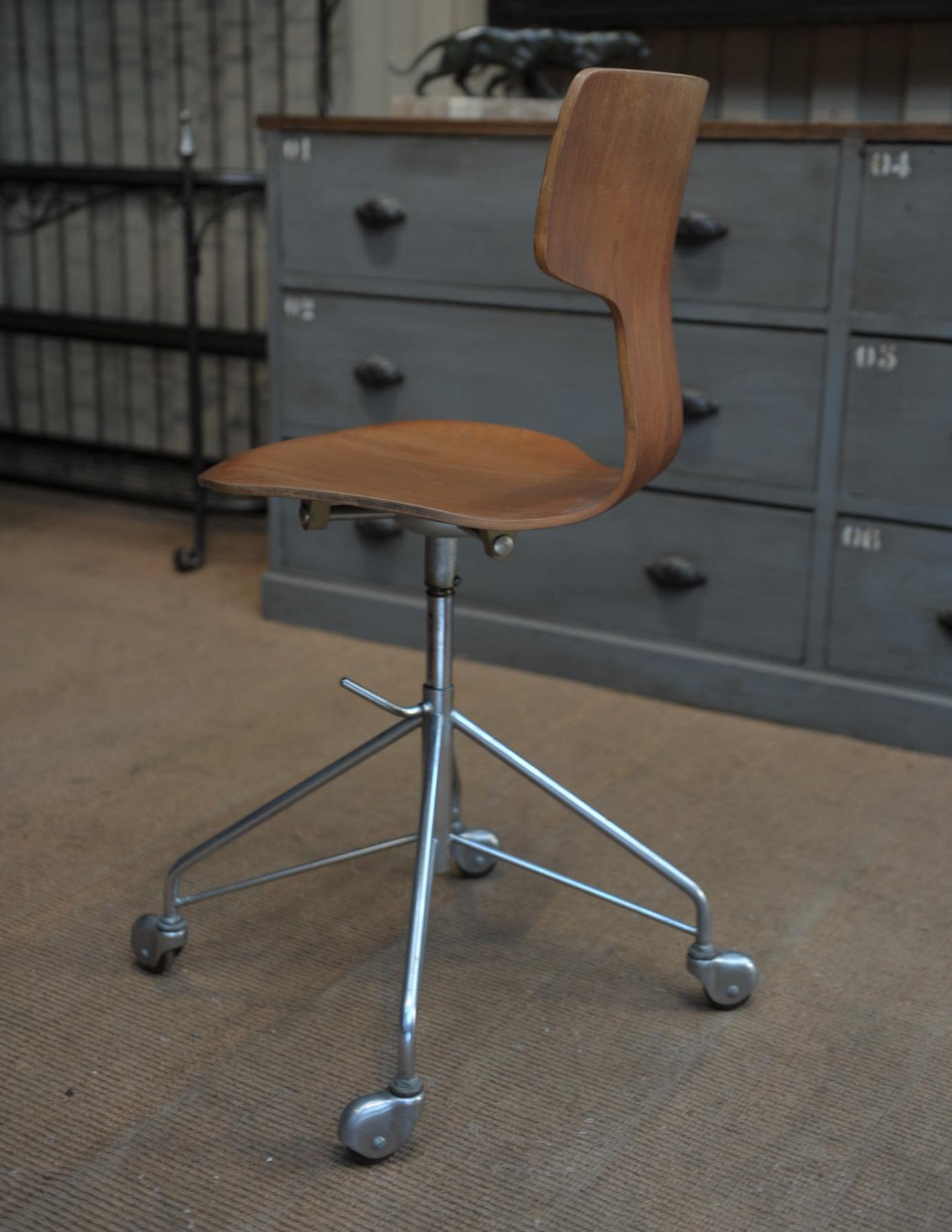 Arne Jacobsen Office Swivel Chair Model Hammer by Fritz Hansen in Denmark 5