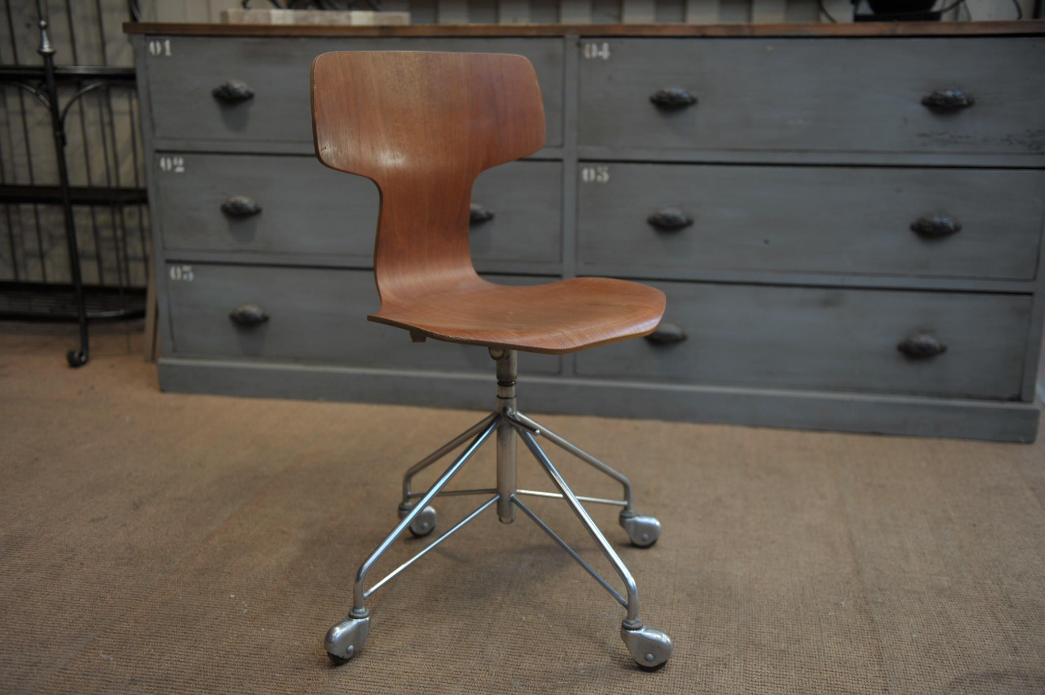 Rare office swivel chair model hammer designer in 1951 by Jacobsen Arne (1902-1951) for Fritz Hansen. Original teak finish and 4 wheels metal base. Height seat adjustable from 45 to 57 cm.