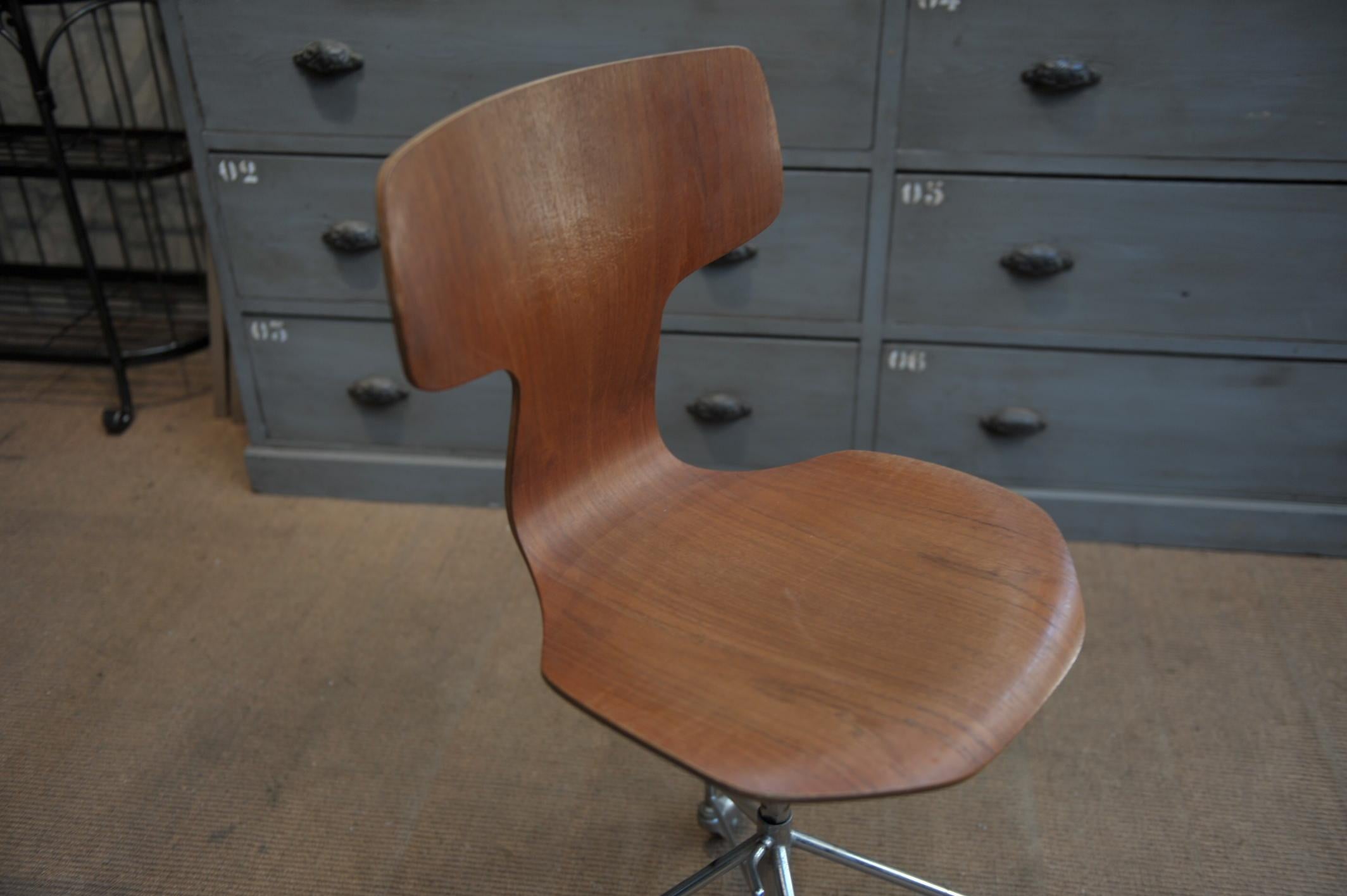 Mid-Century Modern Arne Jacobsen Office Swivel Chair Model Hammer by Fritz Hansen in Denmark