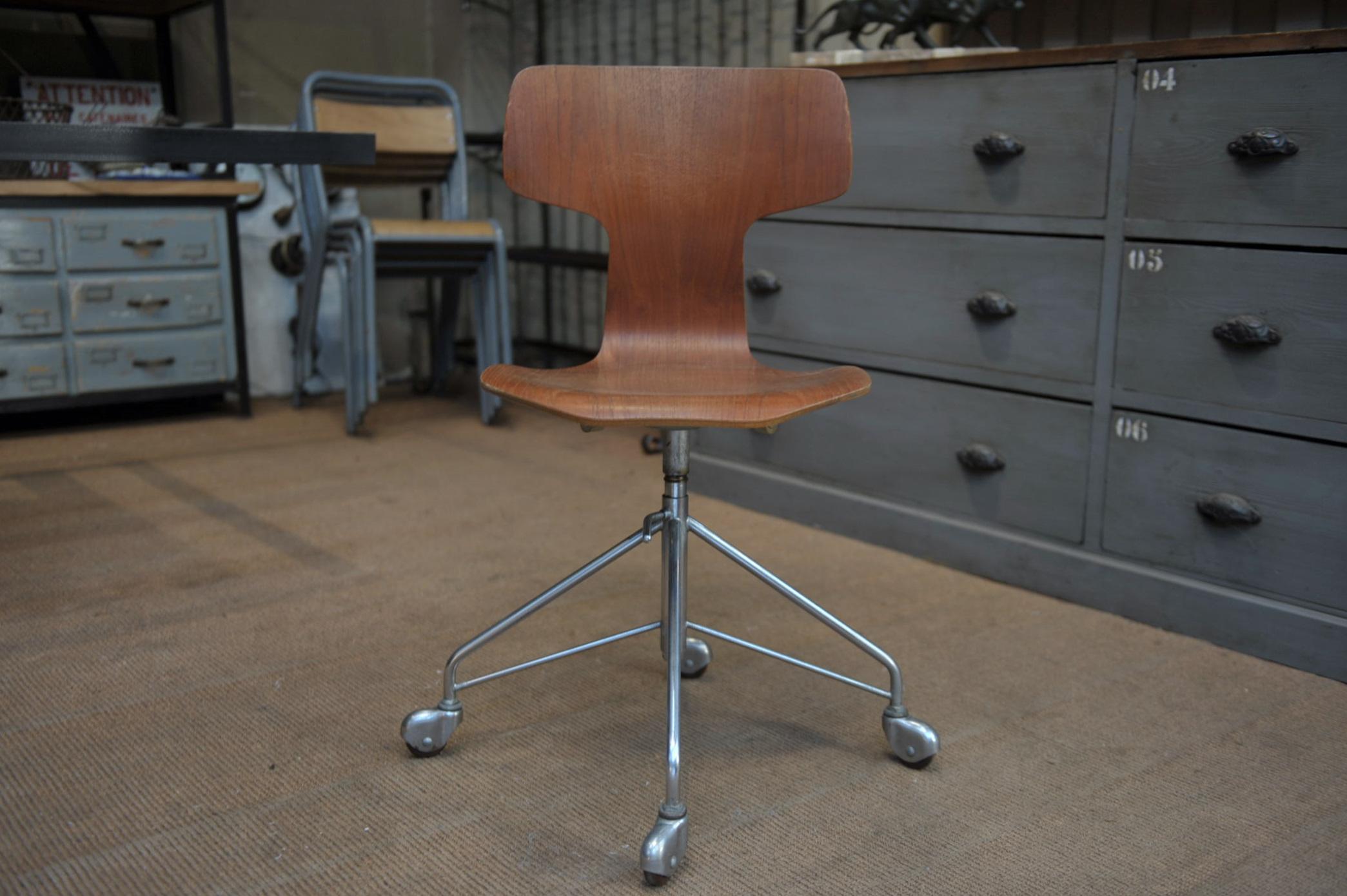 Arne Jacobsen Office Swivel Chair Model Hammer by Fritz Hansen in Denmark In Good Condition In Roubaix, FR
