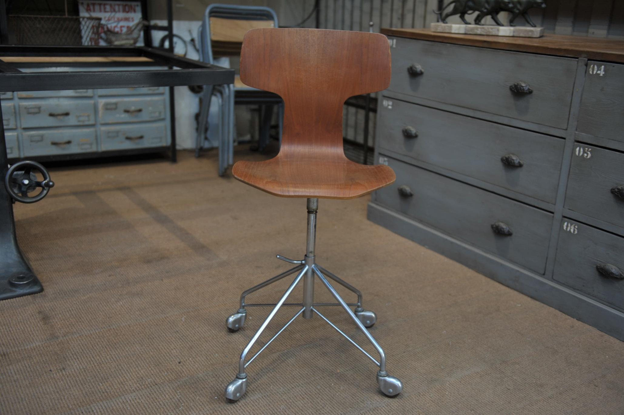 Arne Jacobsen Office Swivel Chair Model Hammer by Fritz Hansen in Denmark 1