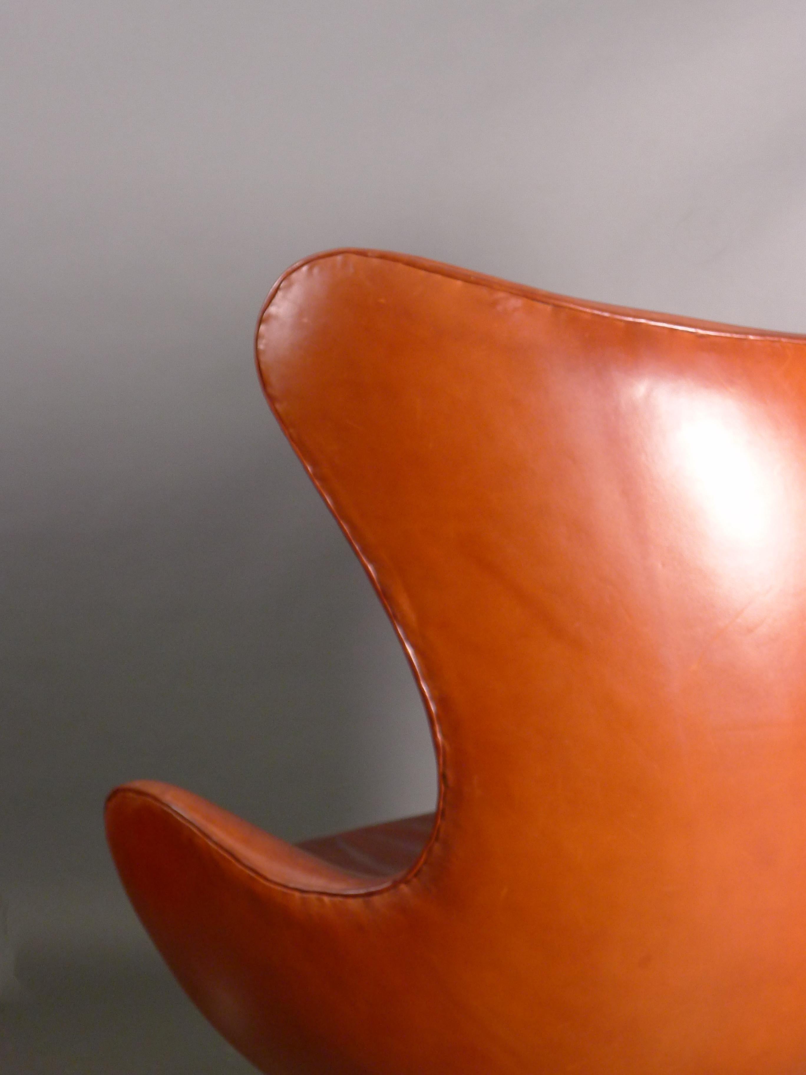 Arne Jacobsen, Silla y otomana Original Egg, fechada en 1968, de Fritz Hansen en venta 3