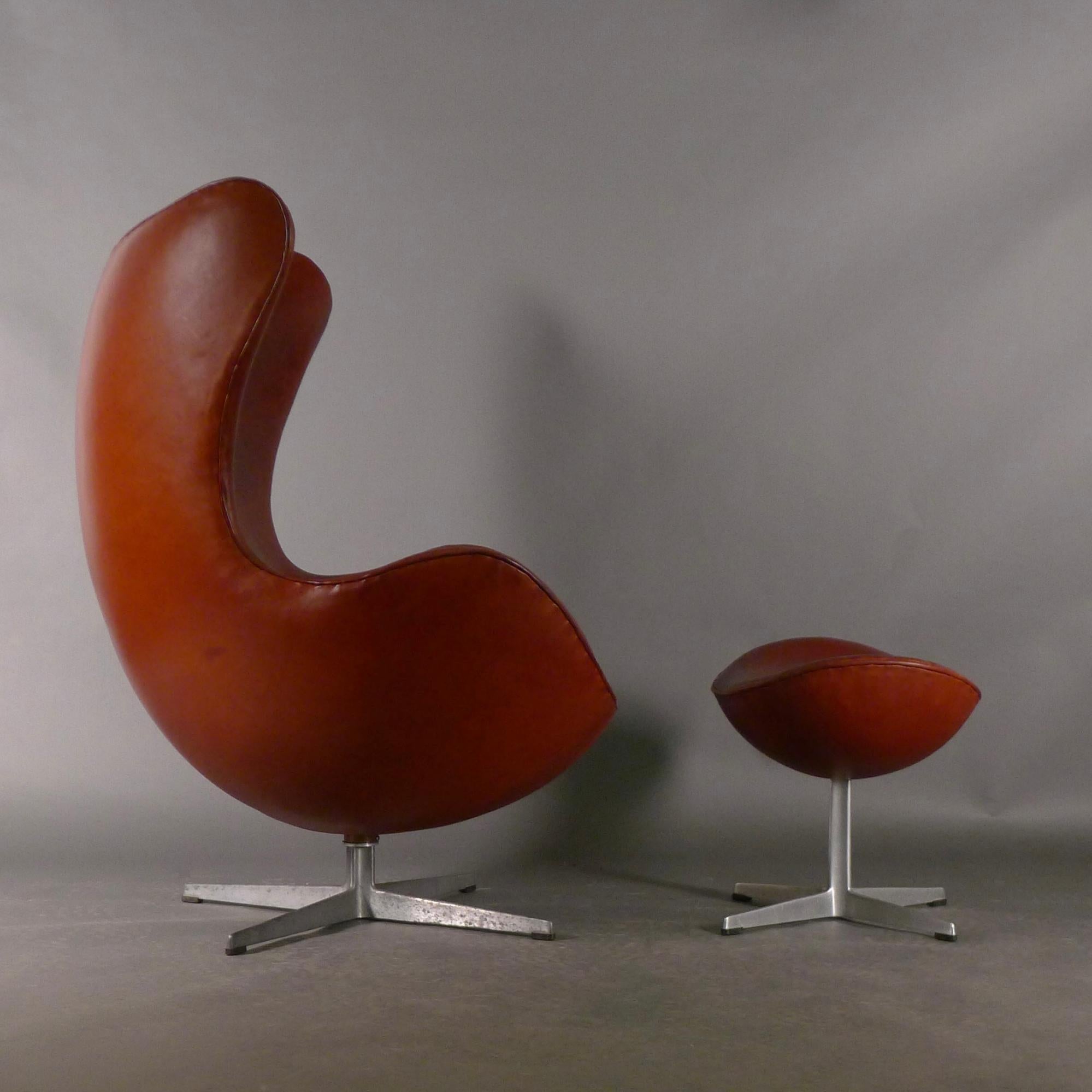 Arne Jacobsen, Silla y otomana Original Egg, fechada en 1968, de Fritz Hansen Moderno de mediados de siglo en venta