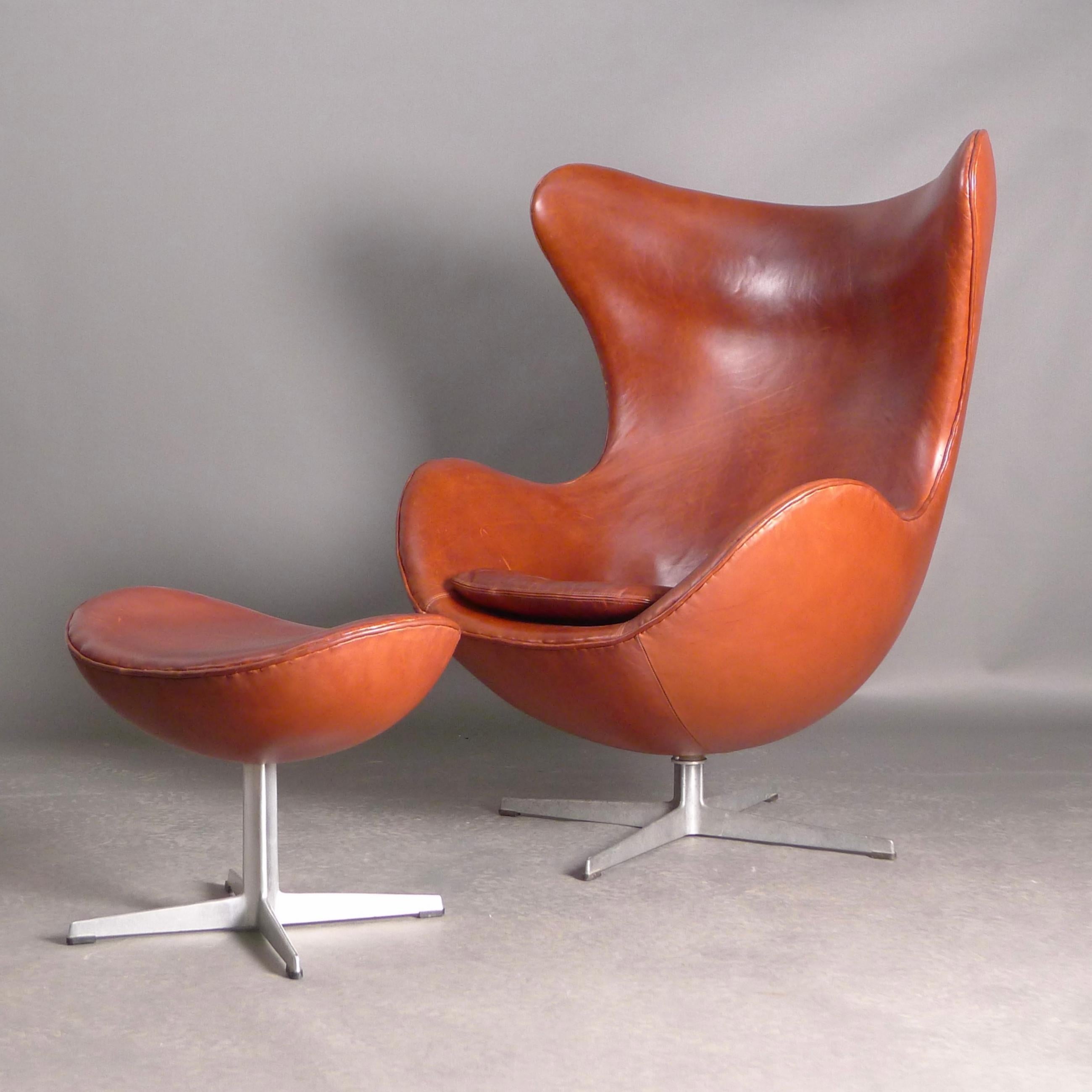 Arne Jacobsen, Silla y otomana Original Egg, fechada en 1968, de Fritz Hansen mediados del siglo XX en venta