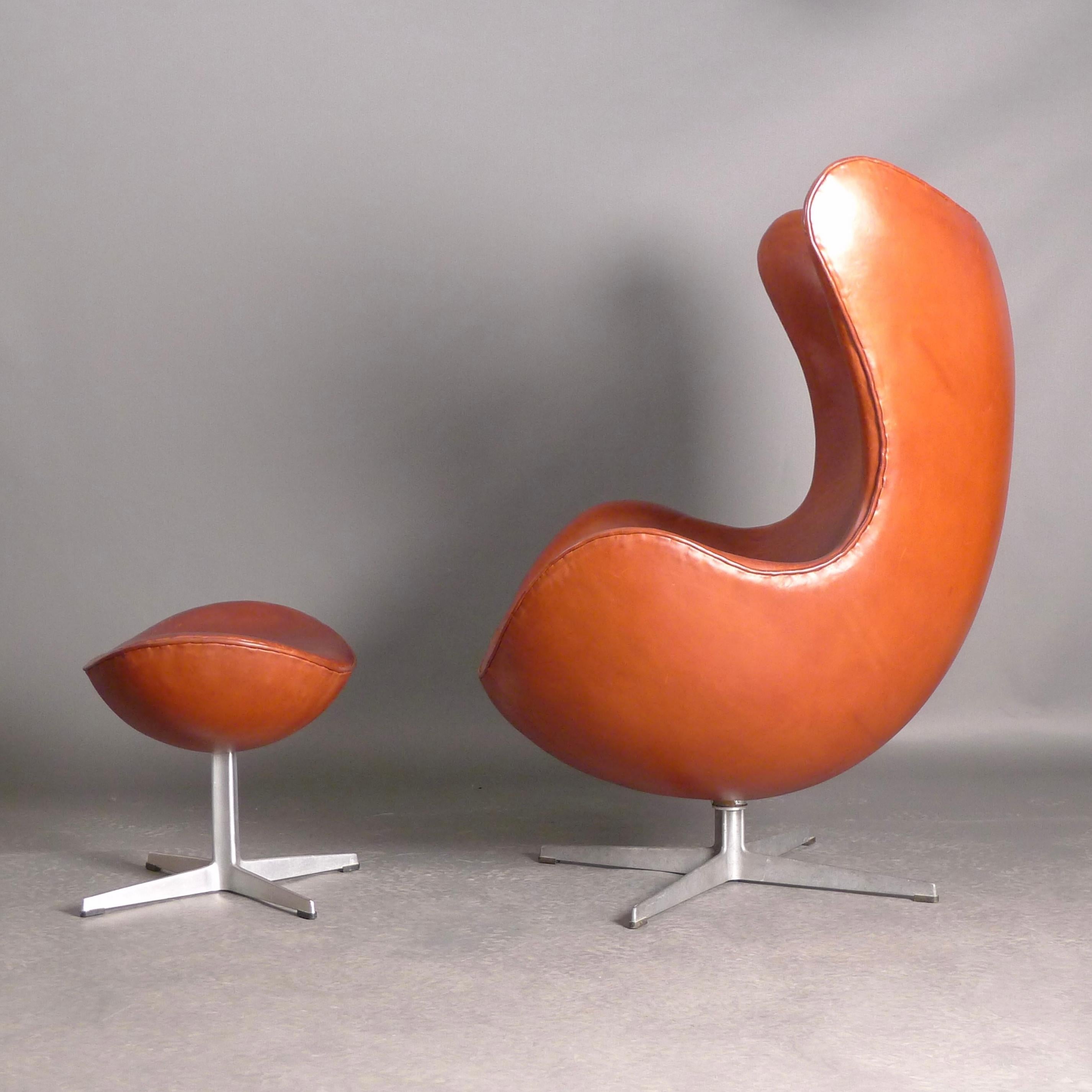Arne Jacobsen, Silla y otomana Original Egg, fechada en 1968, de Fritz Hansen Aluminio en venta