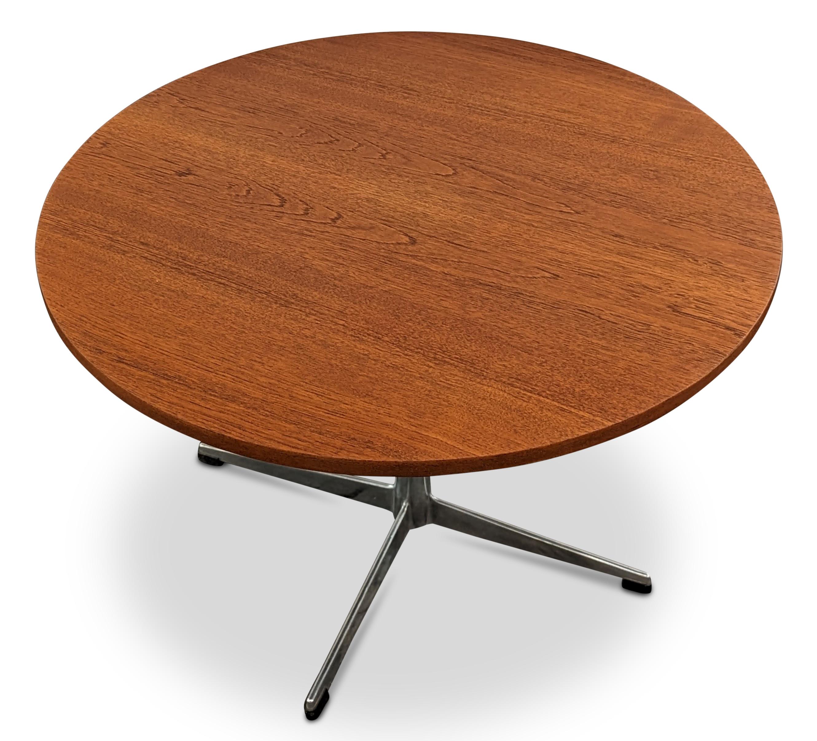 Arne Jacobsen Original Side Table, 012335 Vintage Danish Midcentury  In Good Condition In Jersey City, NJ