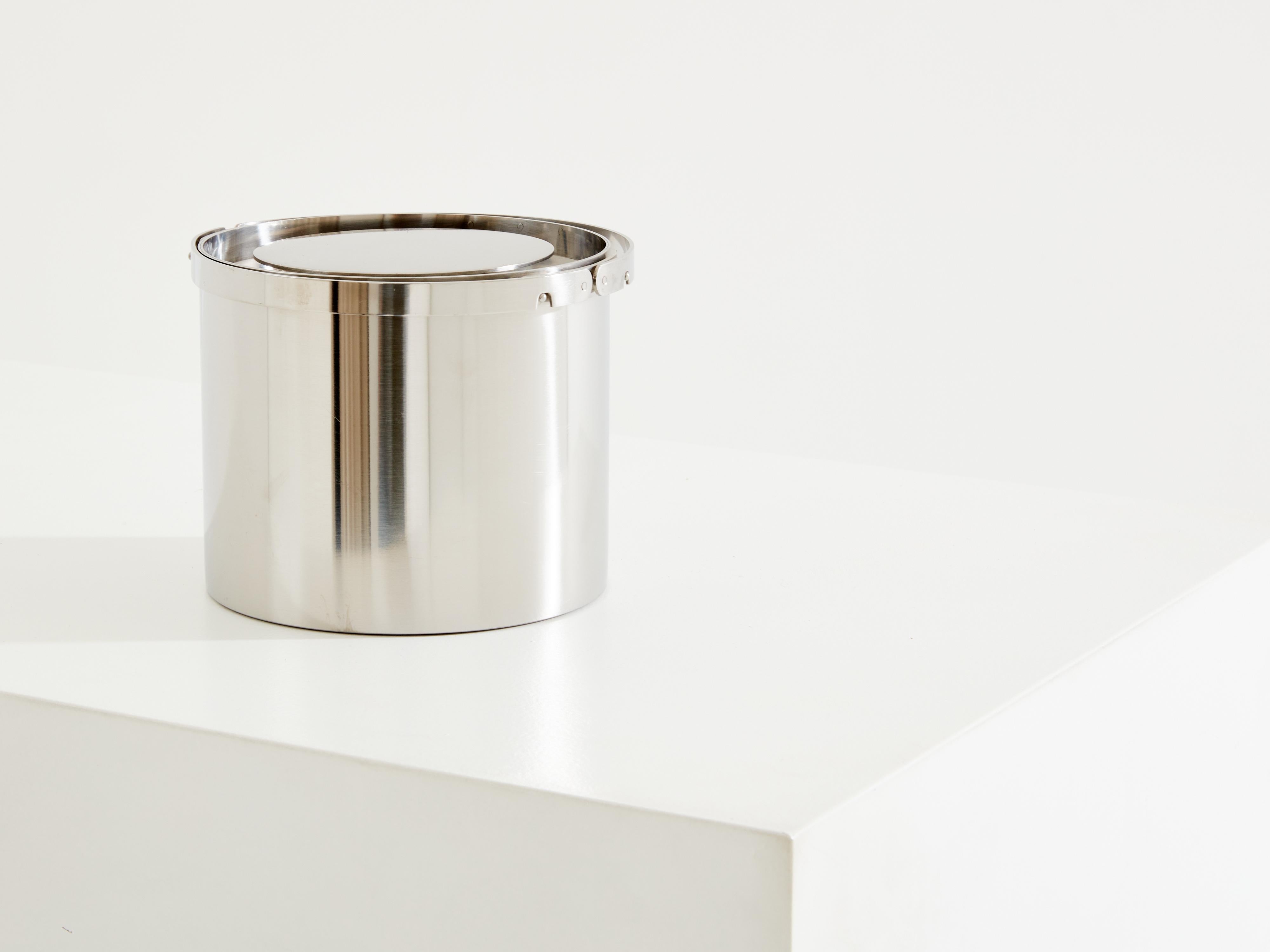 Il s'agit d'un magnifique seau à glace en acier inoxydable conçu par Arne Jacobsen pour Stelton au Danemark dans les années 1960. Cet exemple est un exemplaire original, produit par Stelton entre 1964 et 1967. Signé au verso. Il a été à peine