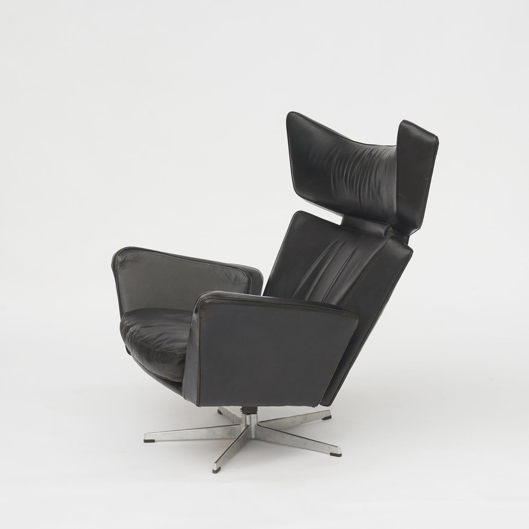 Arne Jacobsen, Denmark, 1902-1971.
Ox chair in original condition upholstered with black leather. One of the first dating back to 1966. Manufactured by Fritz Hansen with corresponding label.
The chair has had one owner from 1966 until today.