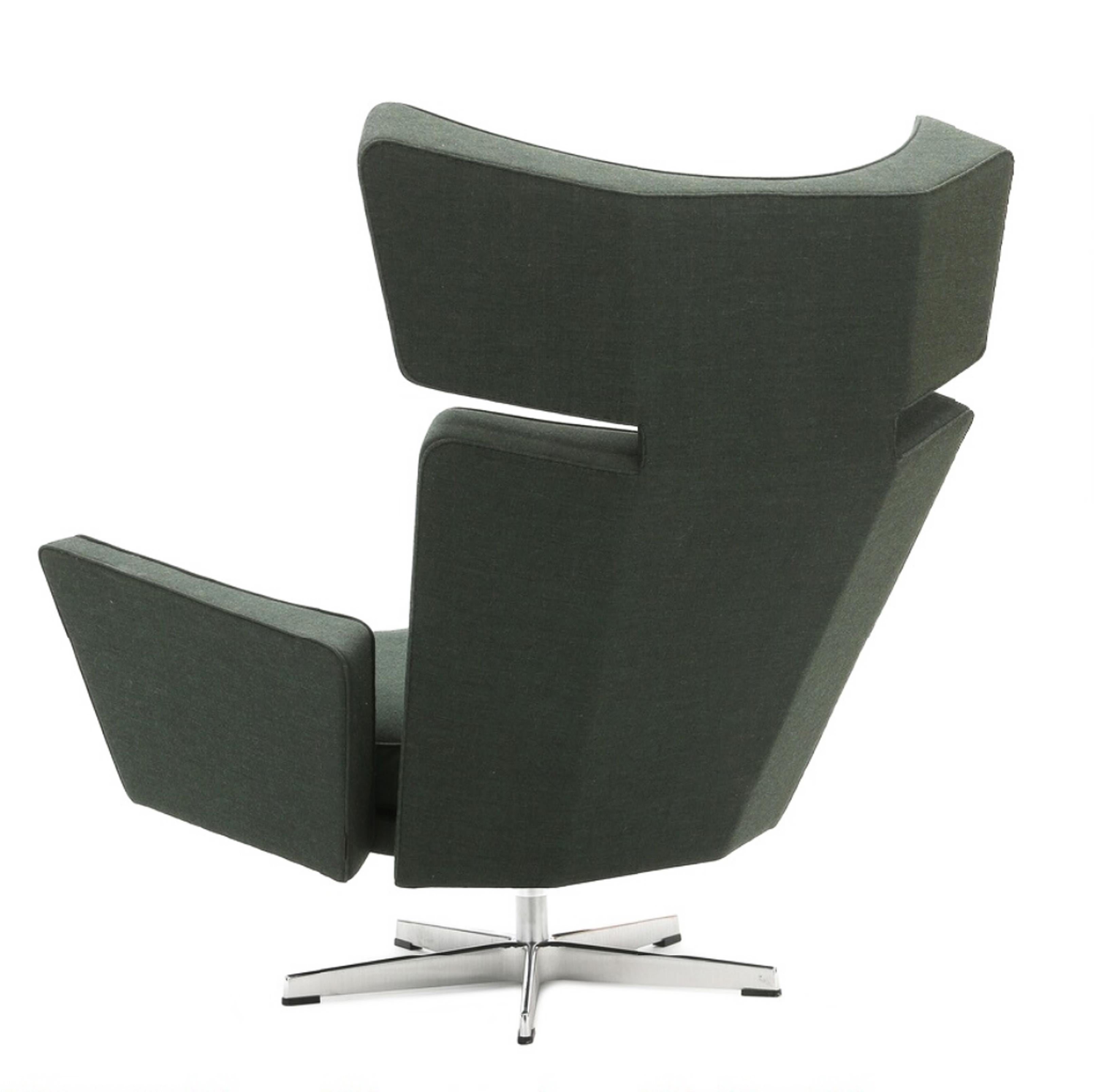 Large easy chair with swivel-base of brushed aluminum. “Ox-chair”. Upholstered with dark green wool. Designed 1966 by Arne Jacobsen Model 4201 and manufactured by Fritz Hansen.
Marked with frame number. Exhibition model with light patina.
  
