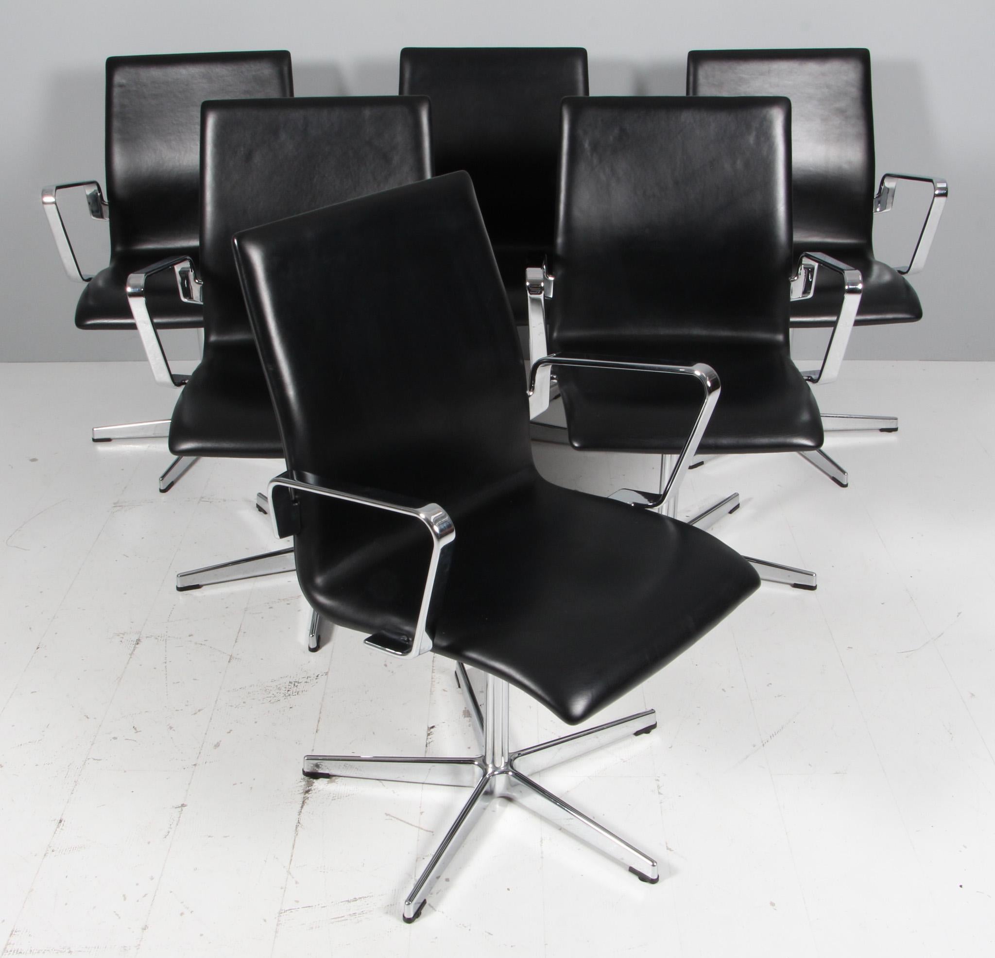 Arne Jacobsen Oxford Sessel mit Fünfsternfuß in Chrom.

Original schwarze Lederpolsterung.

Hergestellt von Fritz Hansen.

Originalentwurf für die Universität Oxford.

Mit Rücklaufwirbel. Preis pro Stuhl