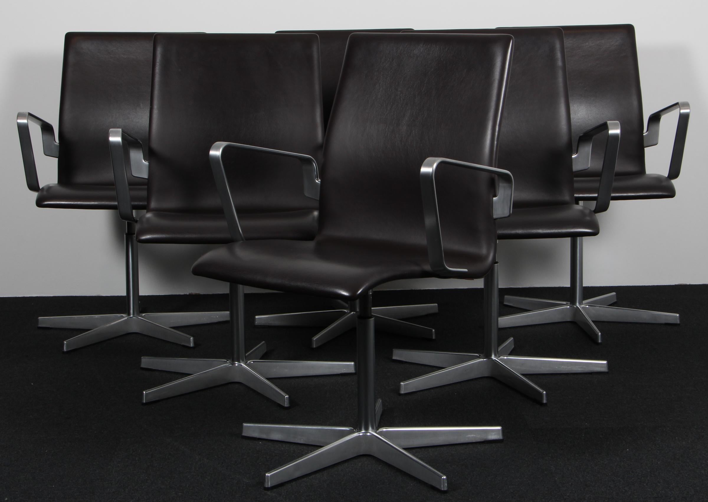 Poltrona Arne Jacobsen Oxford con base a cinque stelle in cromo.

Tappezzeria originale in pelle marrone scuro.

Prodotto da Fritz Hansen.

Originale progettato per l'università di Oxford.

Prezzo per sedia