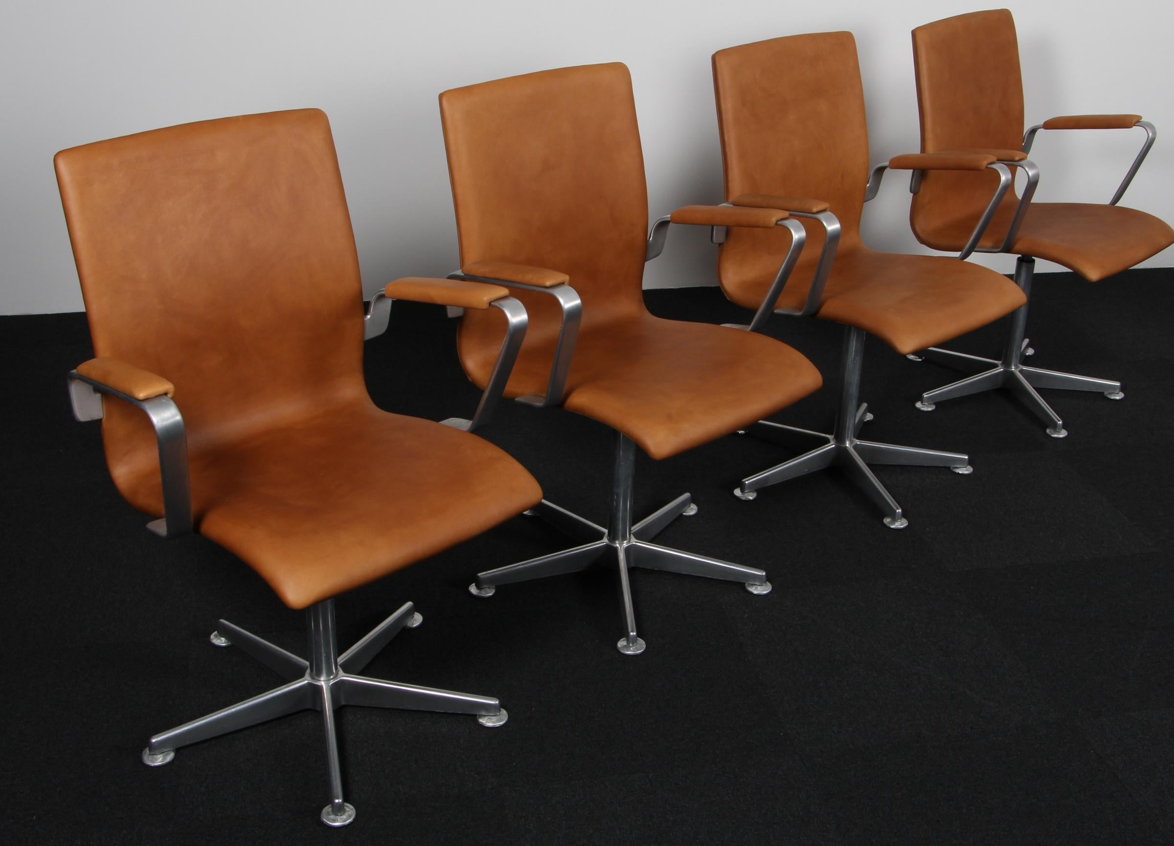 Arne Jacobsen Oxford Stuhl mit Fünfsternfuß aus schwarz pulverbeschichtetem Aluminium.

Neu gepolstert mit cognacfarbenem Vintage-Anilinleder

Hergestellt von Fritz Hansen.

Originalentwurf für die Universität Oxford.