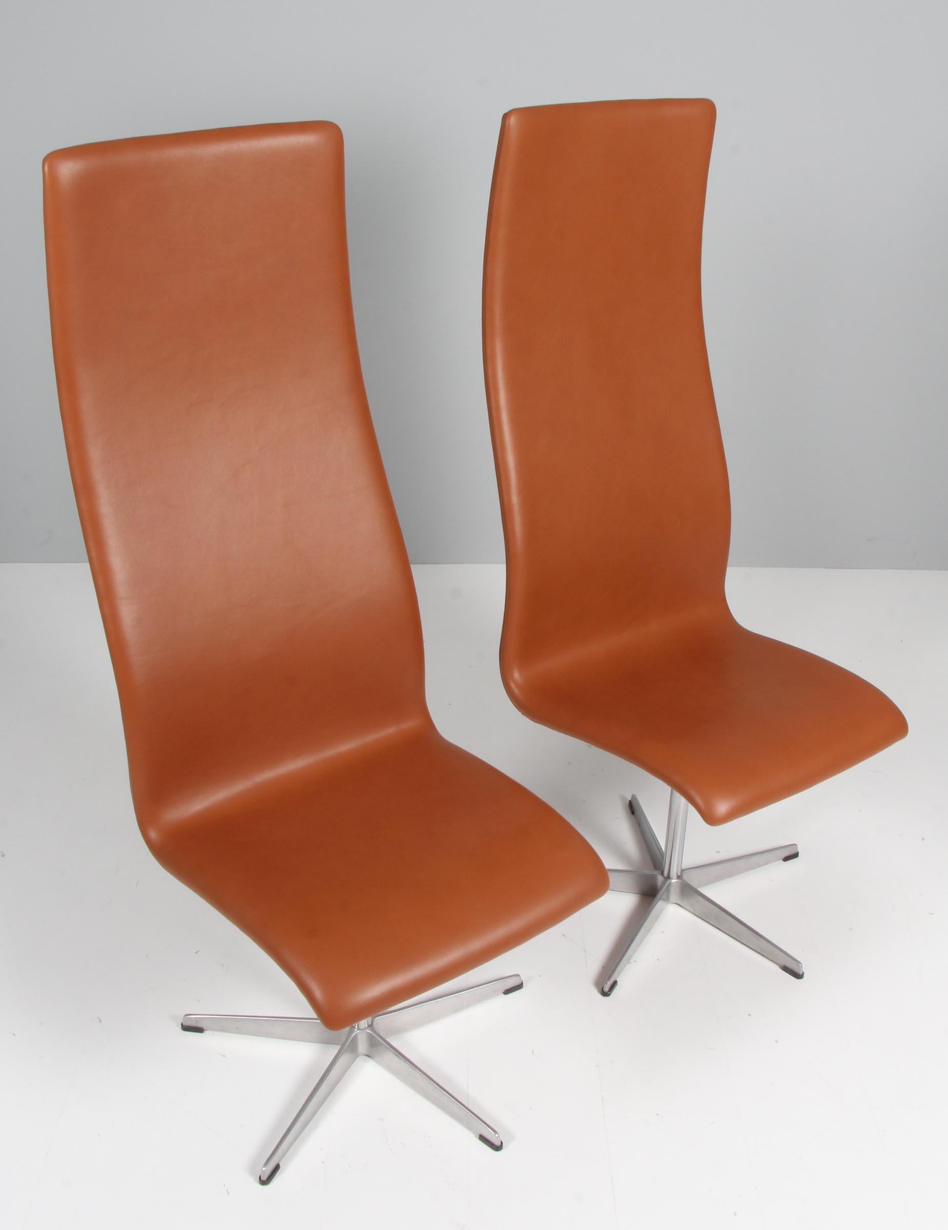 Arne Jacobsen Oxford chair five star base in aluminium. Turnable.

New upholstered with cognac pure aniline leather.

Made by Fritz Hansen.

Original Designed for the Oxford university.