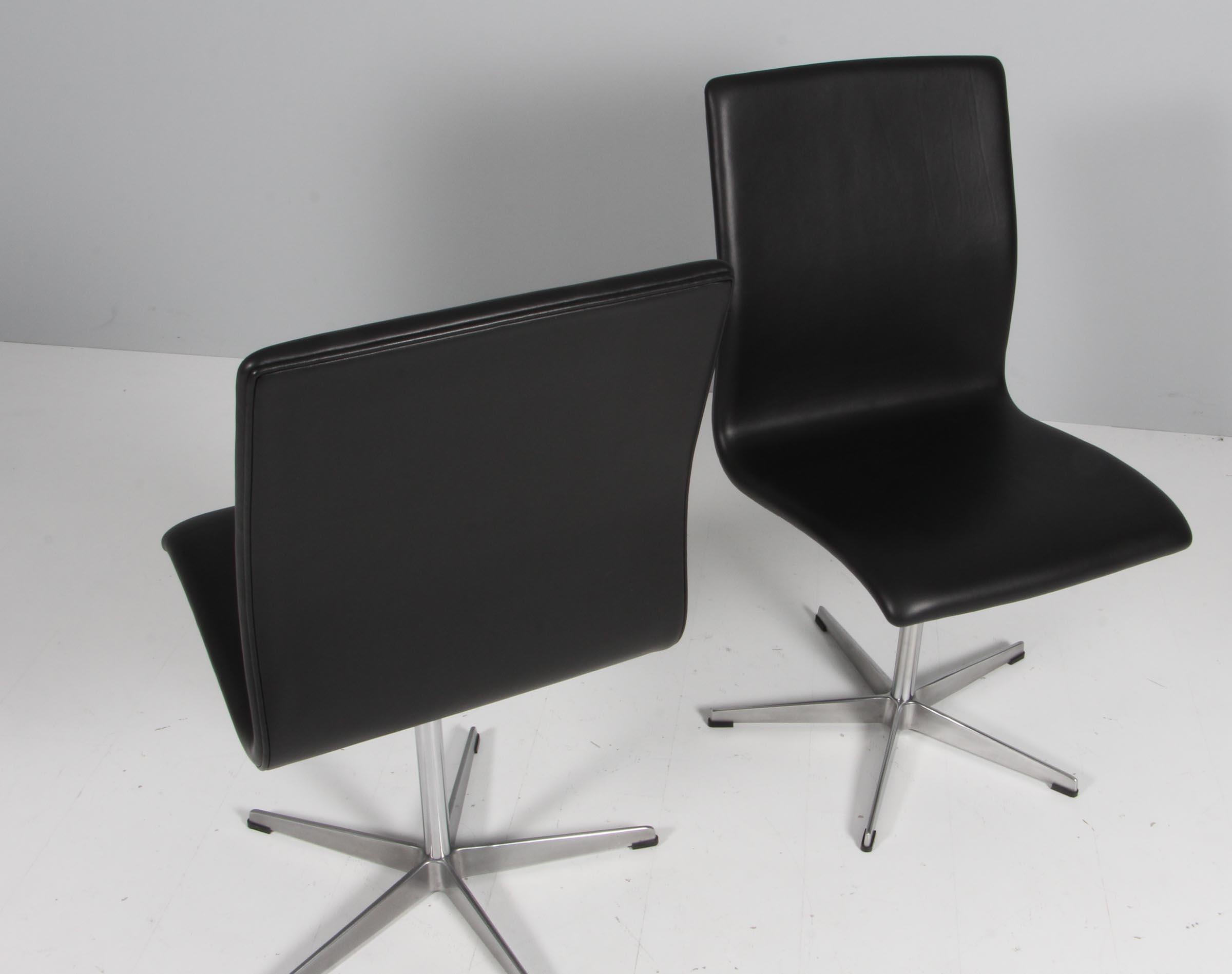 Arne Jacobsen Oxford chair five star base in aluminum.

New upholstered with black pure aniline leather

Made by Fritz Hansen.

Original designed for the Oxford university.