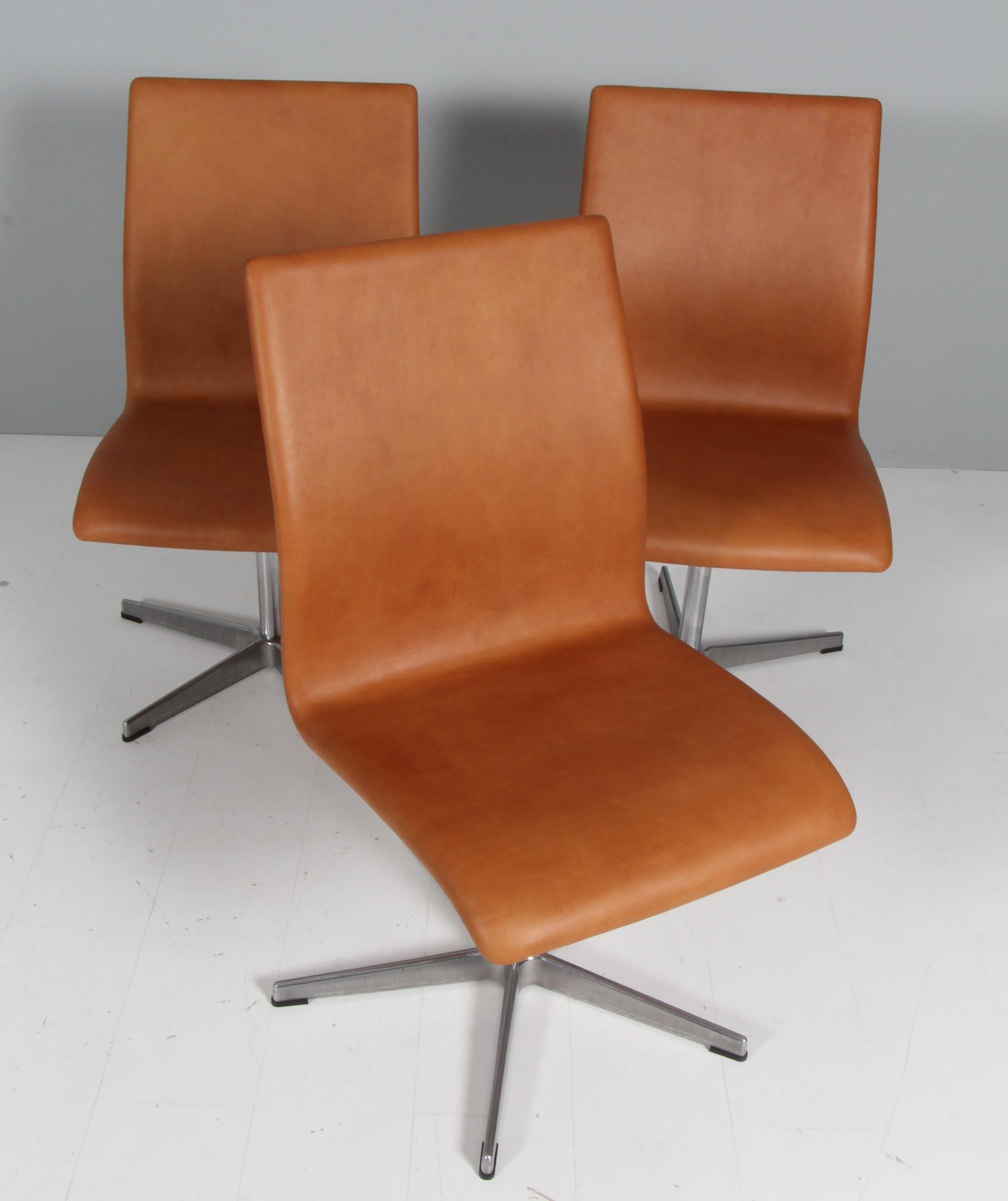 Arne Jacobsen Oxford chair five star base in aluminum.

New upholstered with vintage aniline leather

Made by Fritz Hansen.

Original designed for the Oxford university.