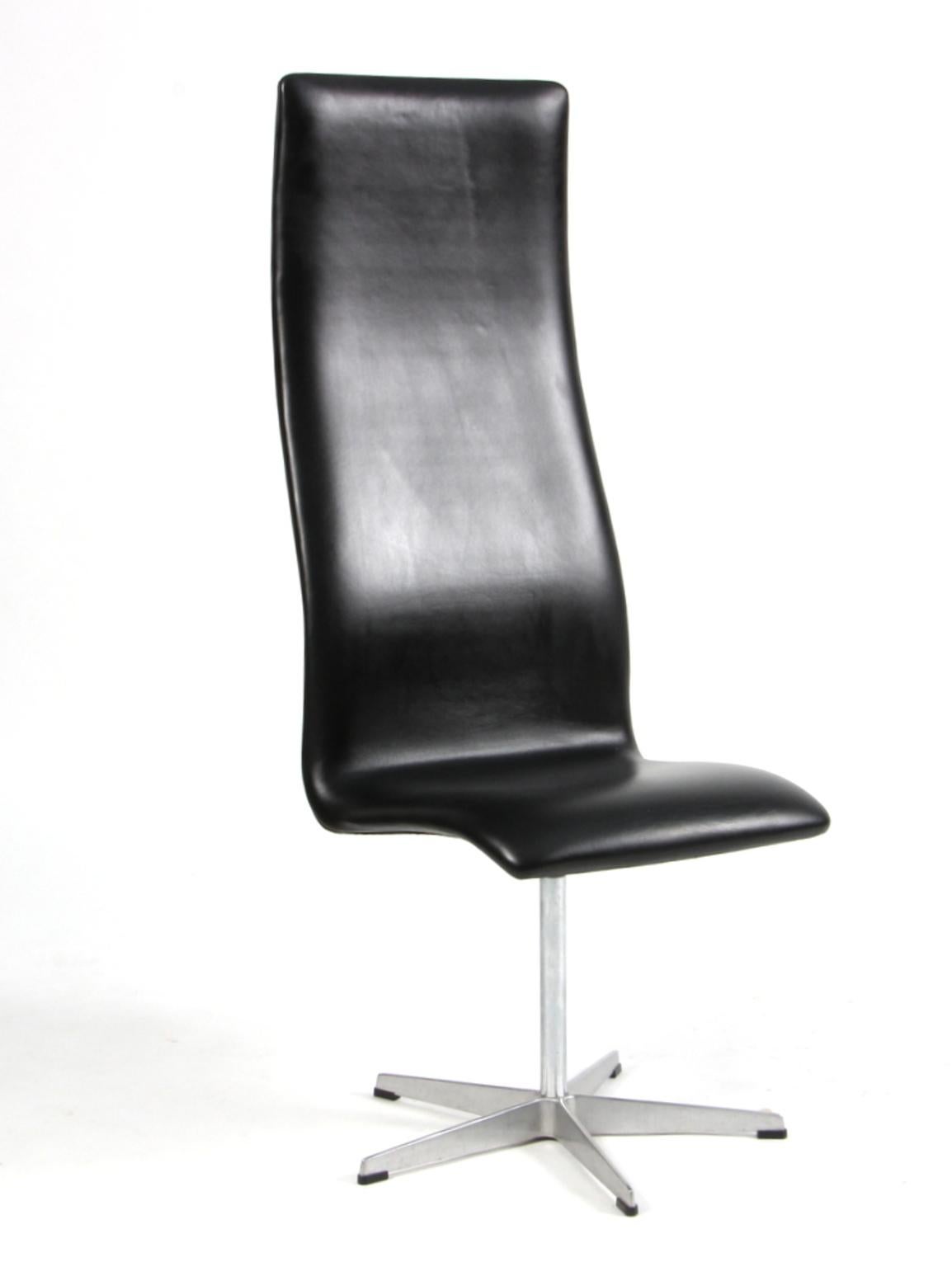 Arne Jacobsen Oxford chair five star base in aluminium. Turnable.

New upholstered with black semi aniline leather.

Made by Fritz Hansen in may 1975.

Original Designed for the Oxford university.