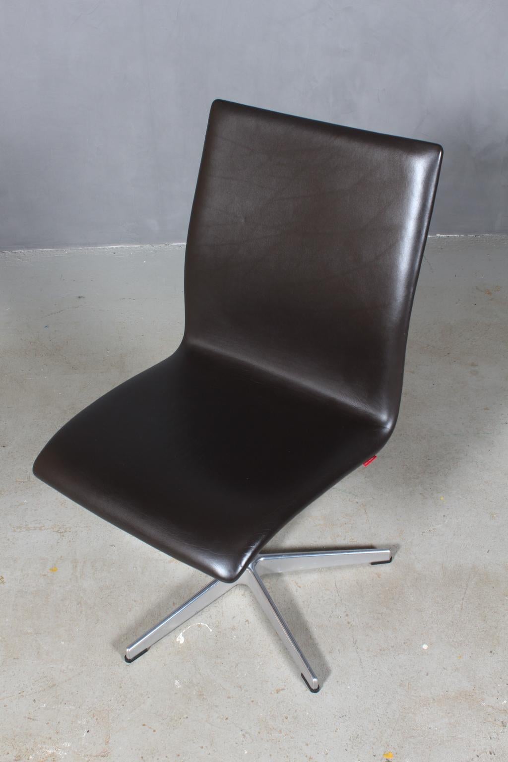 Arne Jacobsen Oxford chair five star base in aluminum. Turnable.

Original mokka leather upholstery

Made by Fritz Hansen in 2006, red label

Original designed for the Oxford university.