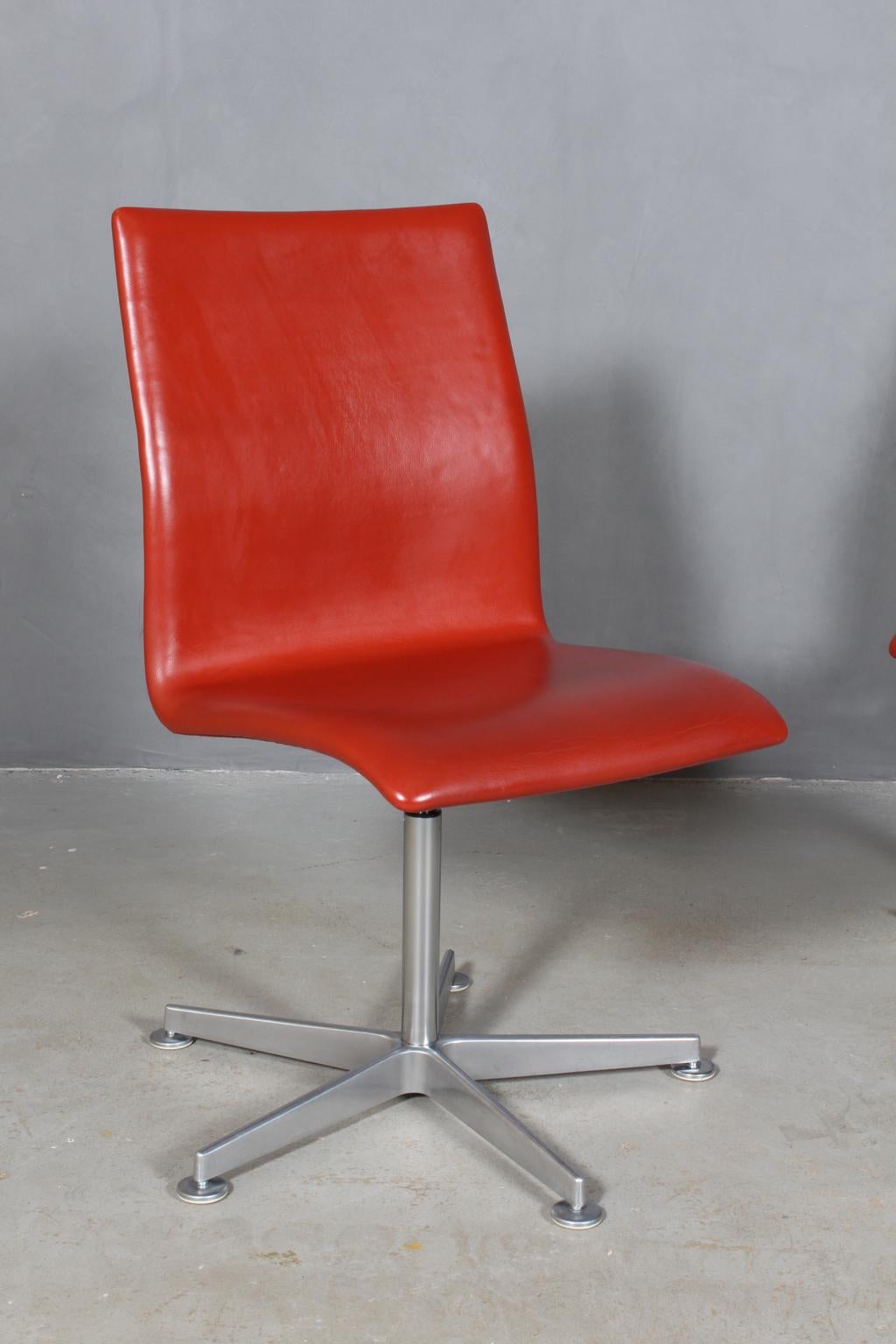 Arne Jacobsen Oxford chair five star base in aluminum. Turnable.

Original red leather upholstery

Made by Fritz Hansen in 2007, red label

Original Designed for the Oxford university.