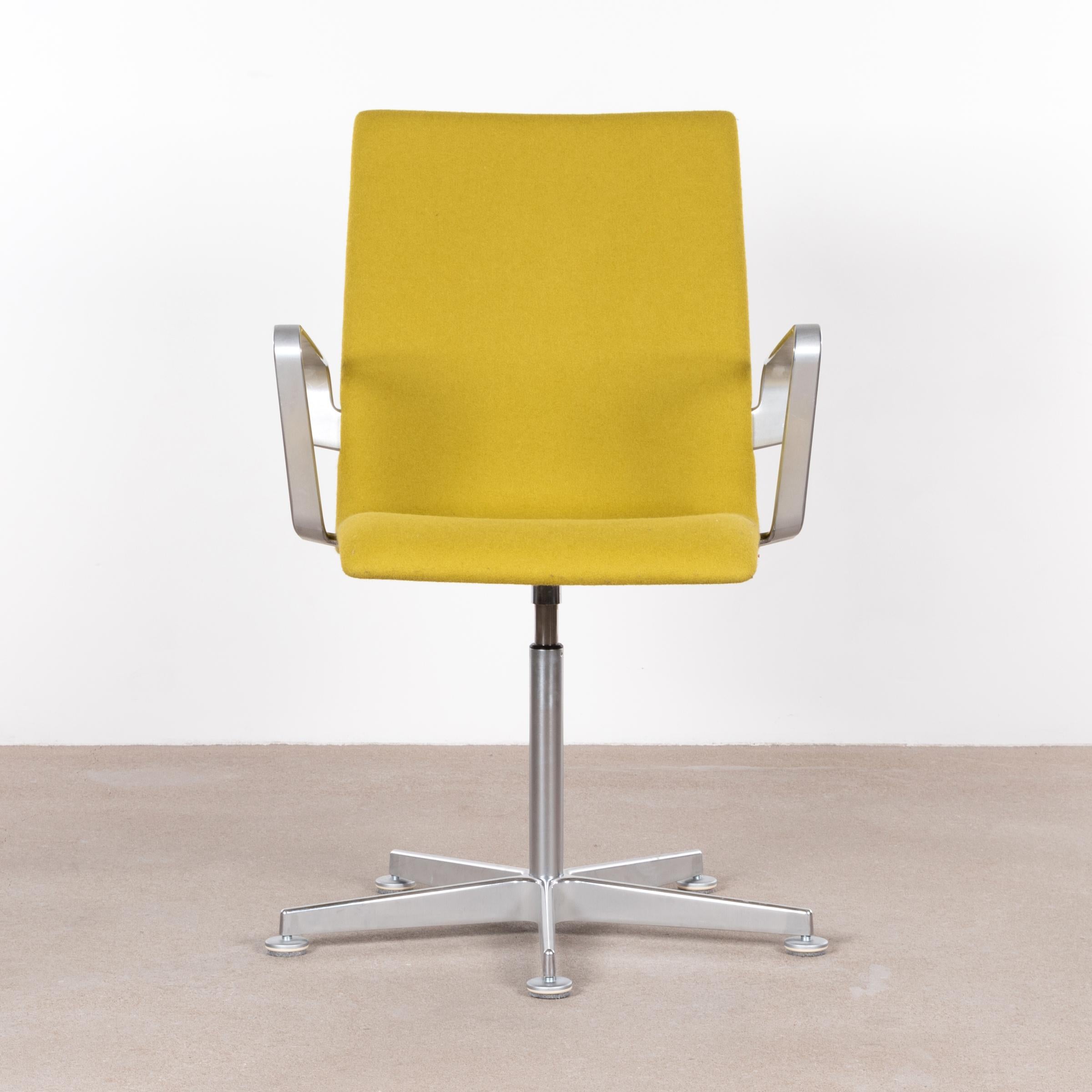 Arne Jacobsen Oxford conference, dining or desk chair produced by Fritz Hansen (Denmark 2008). Aluminium polished frame with lime green wool upholstery all in very good condition.