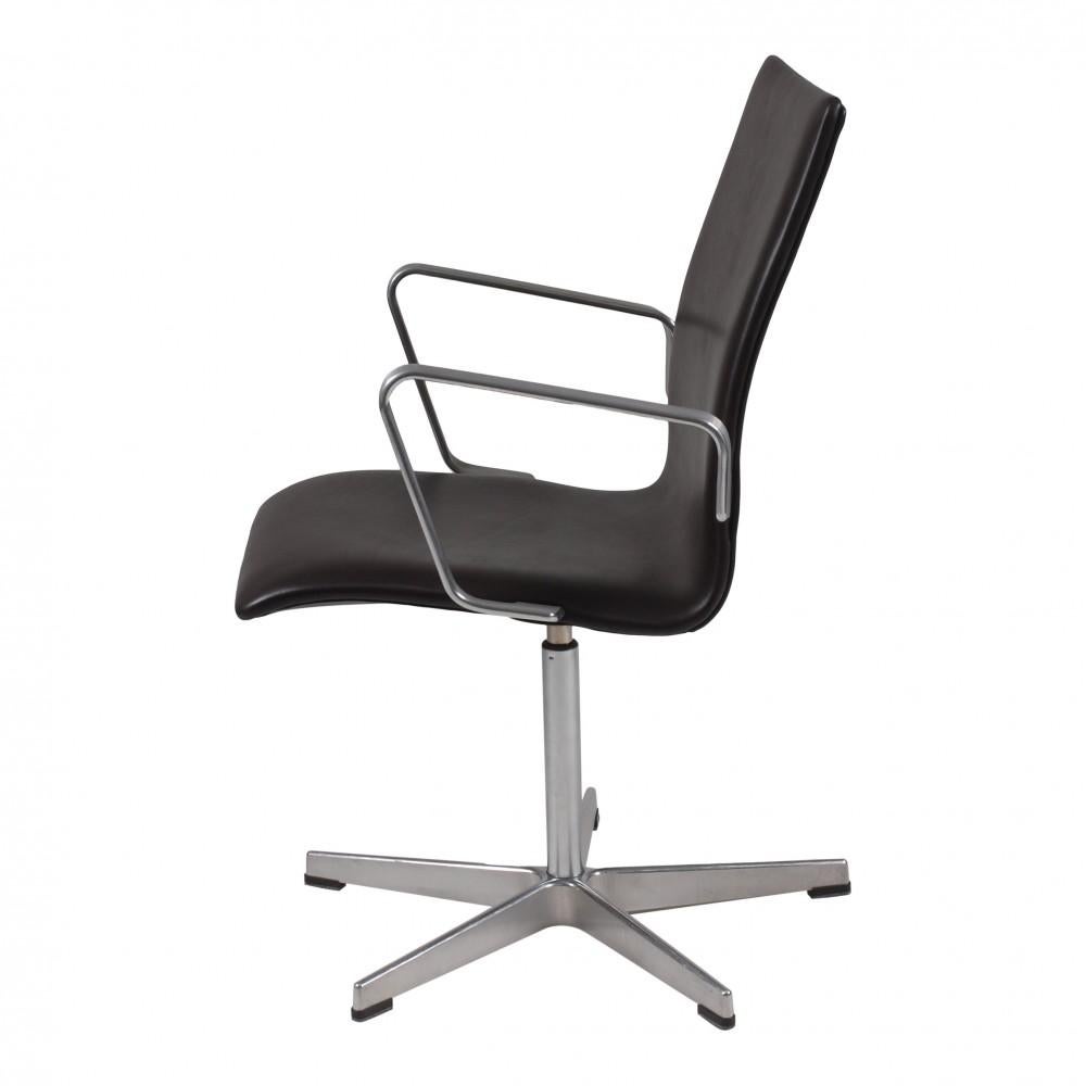 Arne Jacobsen Oxford-Stuhl, neu gepolstert mit schwarzem Anilinleder (Skandinavische Moderne) im Angebot
