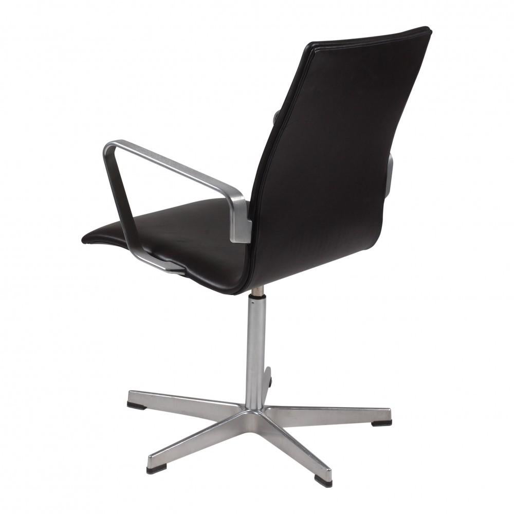Arne Jacobsen Oxford-Stuhl, neu gepolstert mit schwarzem Anilinleder (Dänisch) im Angebot