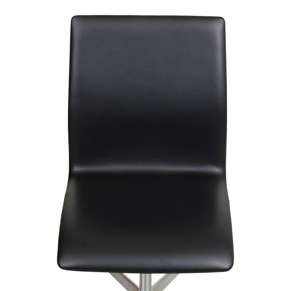 Diese Oxford-Stühle sind gebraucht und neu mit schwarzem klassischem Leder gepolstert und mit neuen Schaumstoffpolstern ausgestattet. Die Stühle haben eine feste Rückenlehne und trotz einiger kleiner Kratzer an den Armlehnen und am Gestell keine