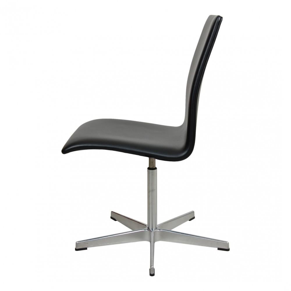 Scandinavian Modern Arne Jacobsen Oxford Chair, Newly Upholstered with Black Classic Leather For Sale