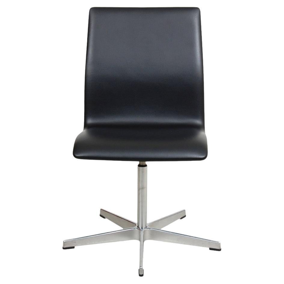 Arne Jacobsen Oxford Chair, Newly Upholstered with Black Classic Leather For Sale