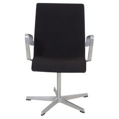 Arne Jacobsen Oxford-Stuhl mit niedriger Rückenlehne und schwarzem Tonus-Stoff