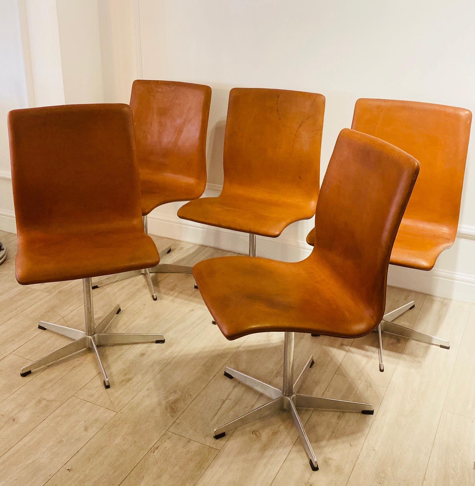 Beautiful and rare set of six Arne Jacobsen Oxford swivel chairs. Made by Fritz Hansen Denmark, 1960s

Original tan leather with aluminium base and original labels.

Very good original unrestored condition, authentic aged patina on the leather.