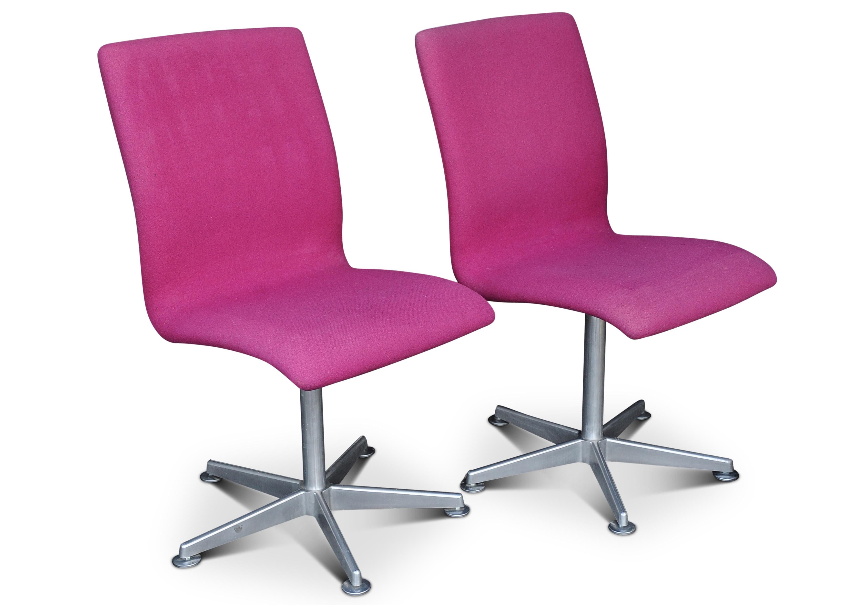 Arne Jacobsen (1902-1971) Oxford E1107 Pink Upholstered Swivel Chair for Fritz Hansen Made in Denmark 2002.

Both have labels under the seat, there are two chairs in stock, price per chair.
Height to seat 45cm

Timeless office chair by Arne