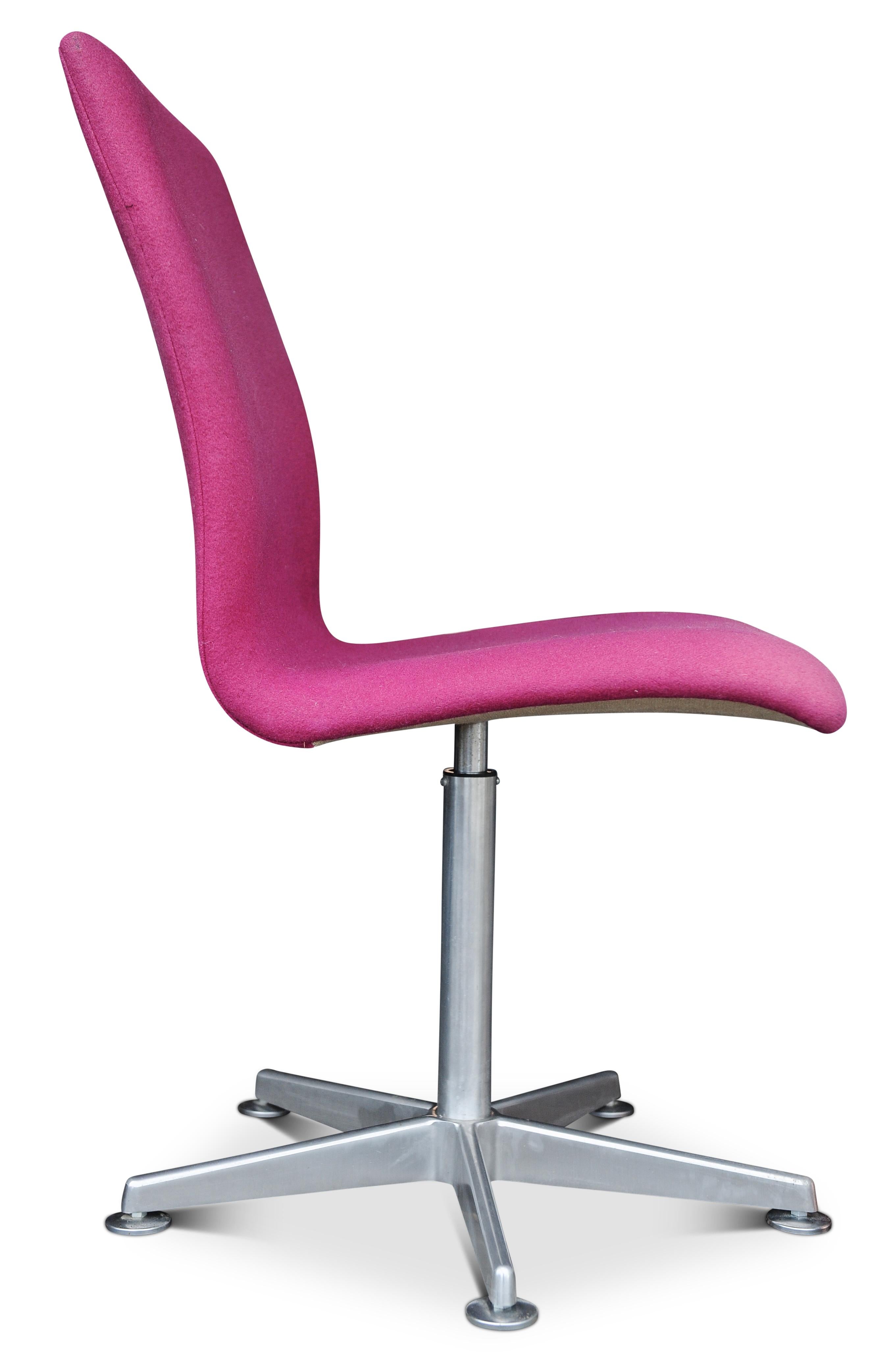 Mid-Century Modern Arne Jacobsen Oxford E1107 Pink Upholstered Swivel Chair for Fritz Hansen For Sale
