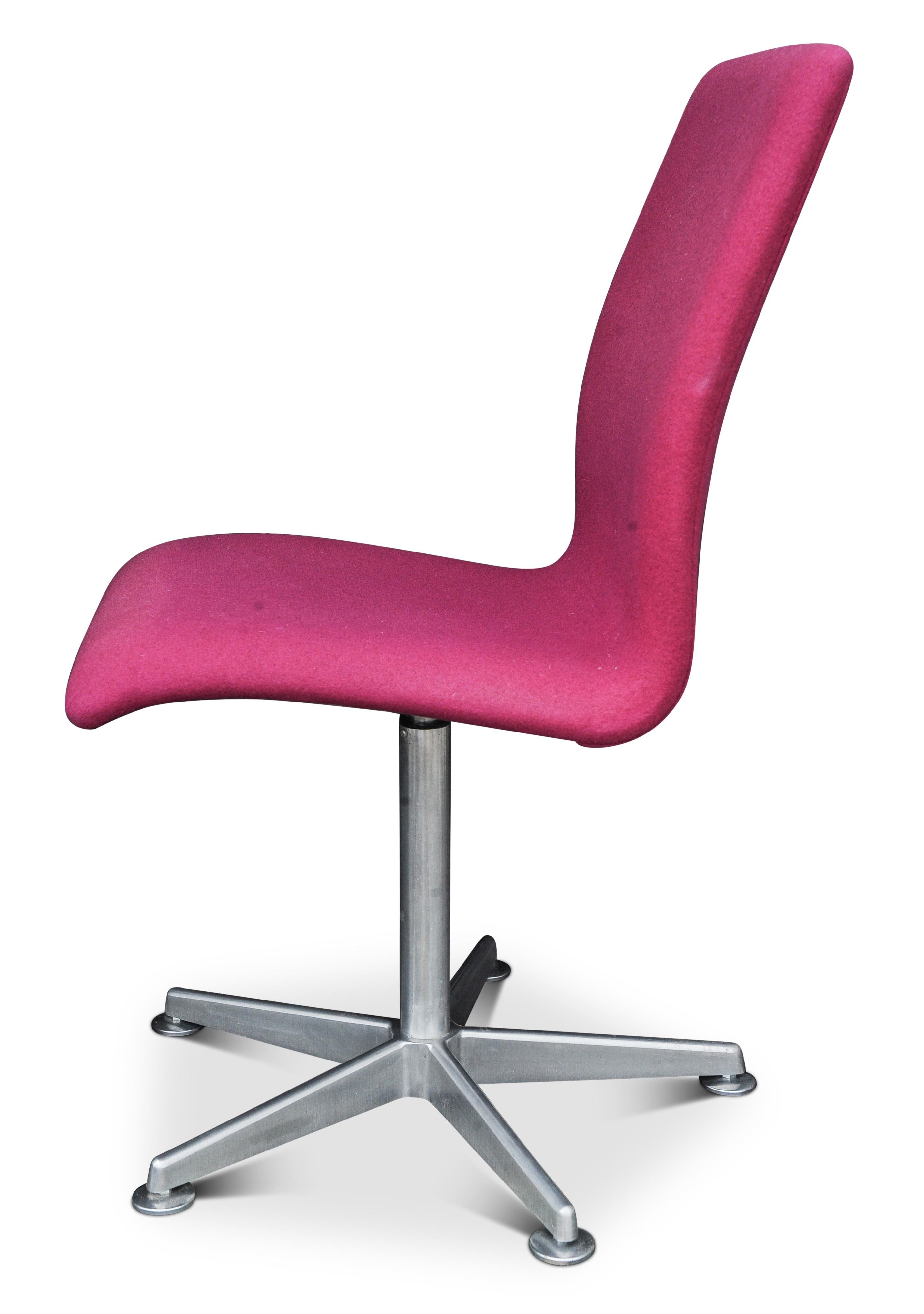 Danish Arne Jacobsen Oxford E1107 Pink Upholstered Swivel Chair for Fritz Hansen For Sale