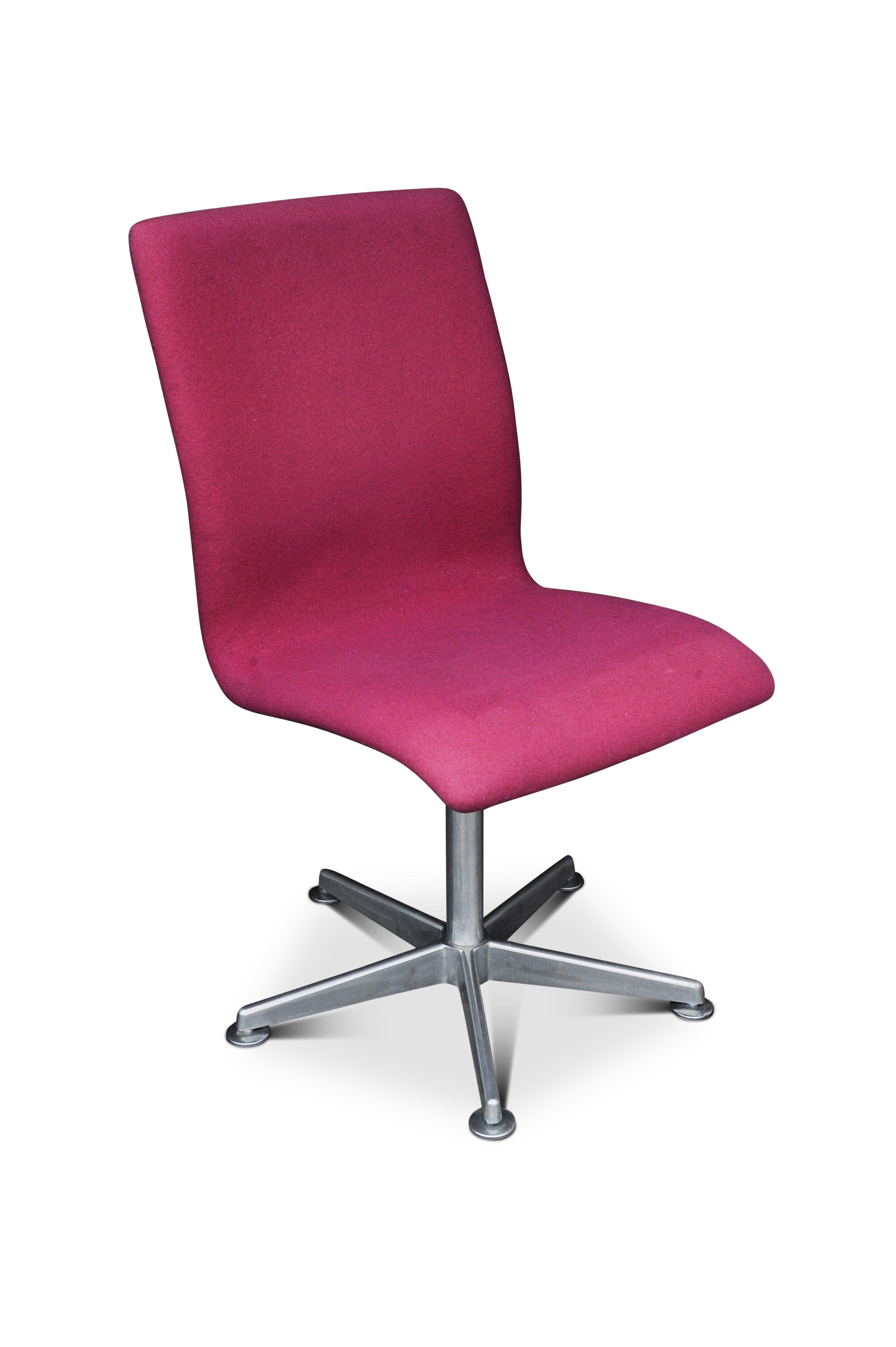 Arne Jacobsen Oxford E1107 Pink Upholstered Swivel Chair for Fritz Hansen In Good Condition For Sale In High Wycombe, GB