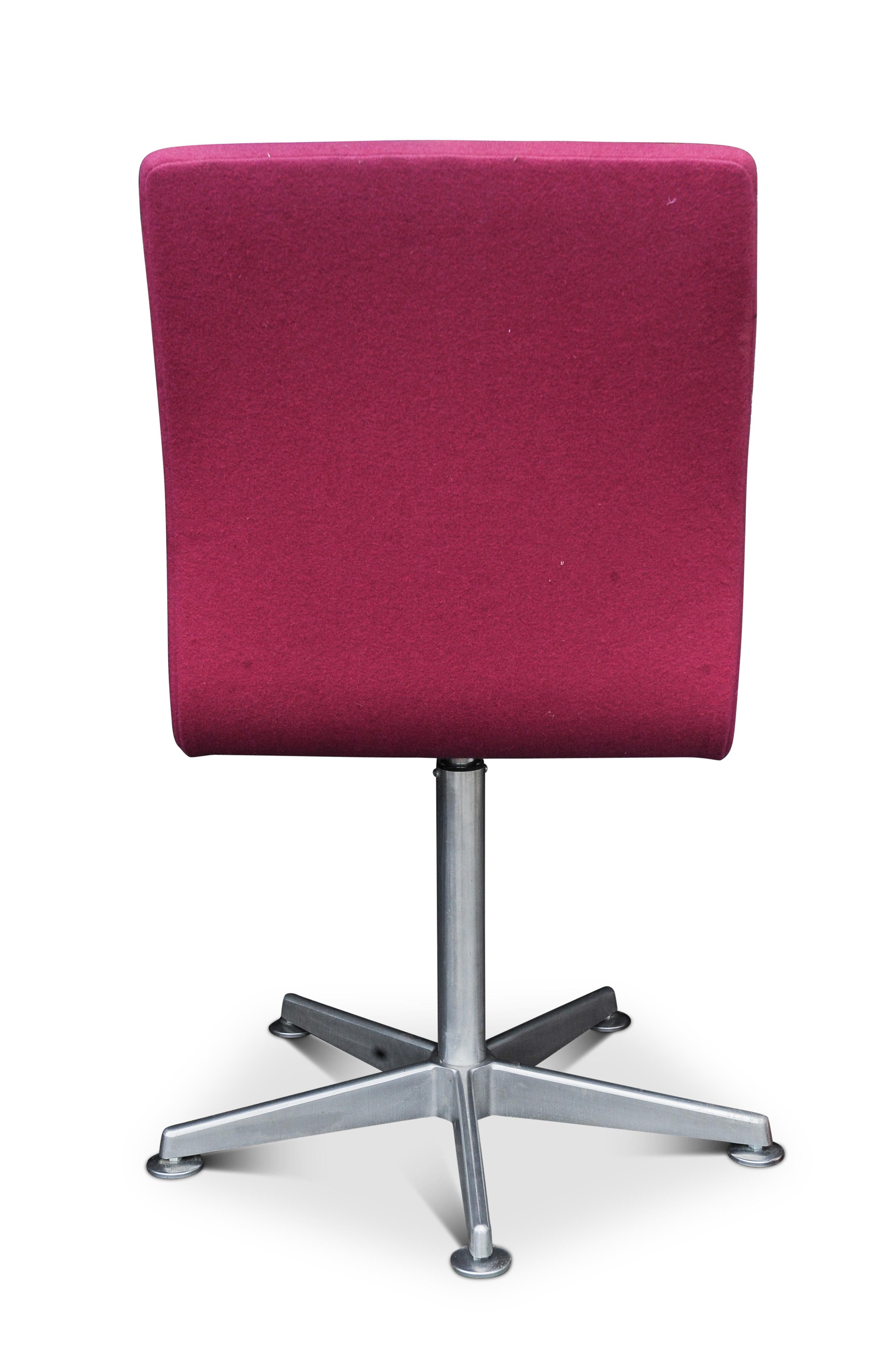 Contemporary Arne Jacobsen Oxford E1107 Pink Upholstered Swivel Chair for Fritz Hansen For Sale