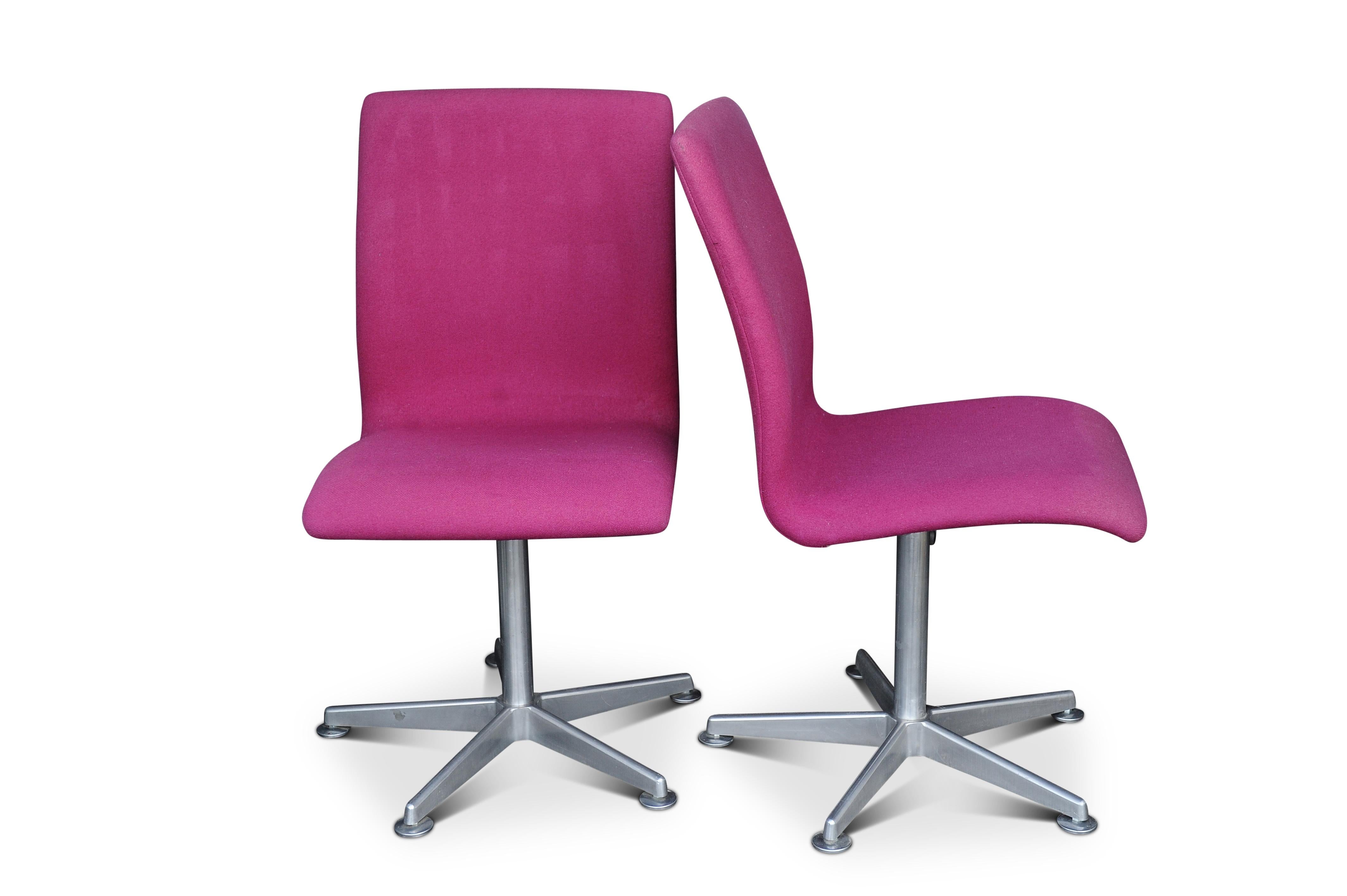 Aluminum Arne Jacobsen Oxford E1107 Pink Upholstered Swivel Chair for Fritz Hansen For Sale