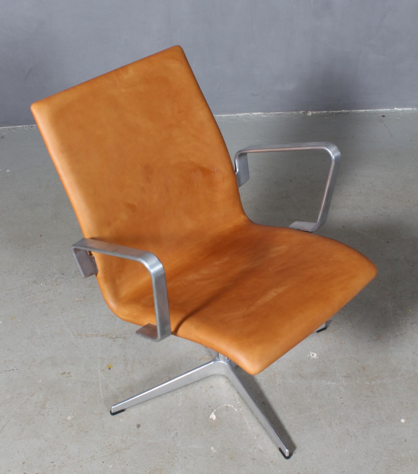Arne Jacobsen Oxford chair four-star base in aluminum. Turn able, goes back to the start automatic.

New upholstered with vintage tan aniline leather. 

Made by Fritz Hansen.

Original designed for the Oxford university.