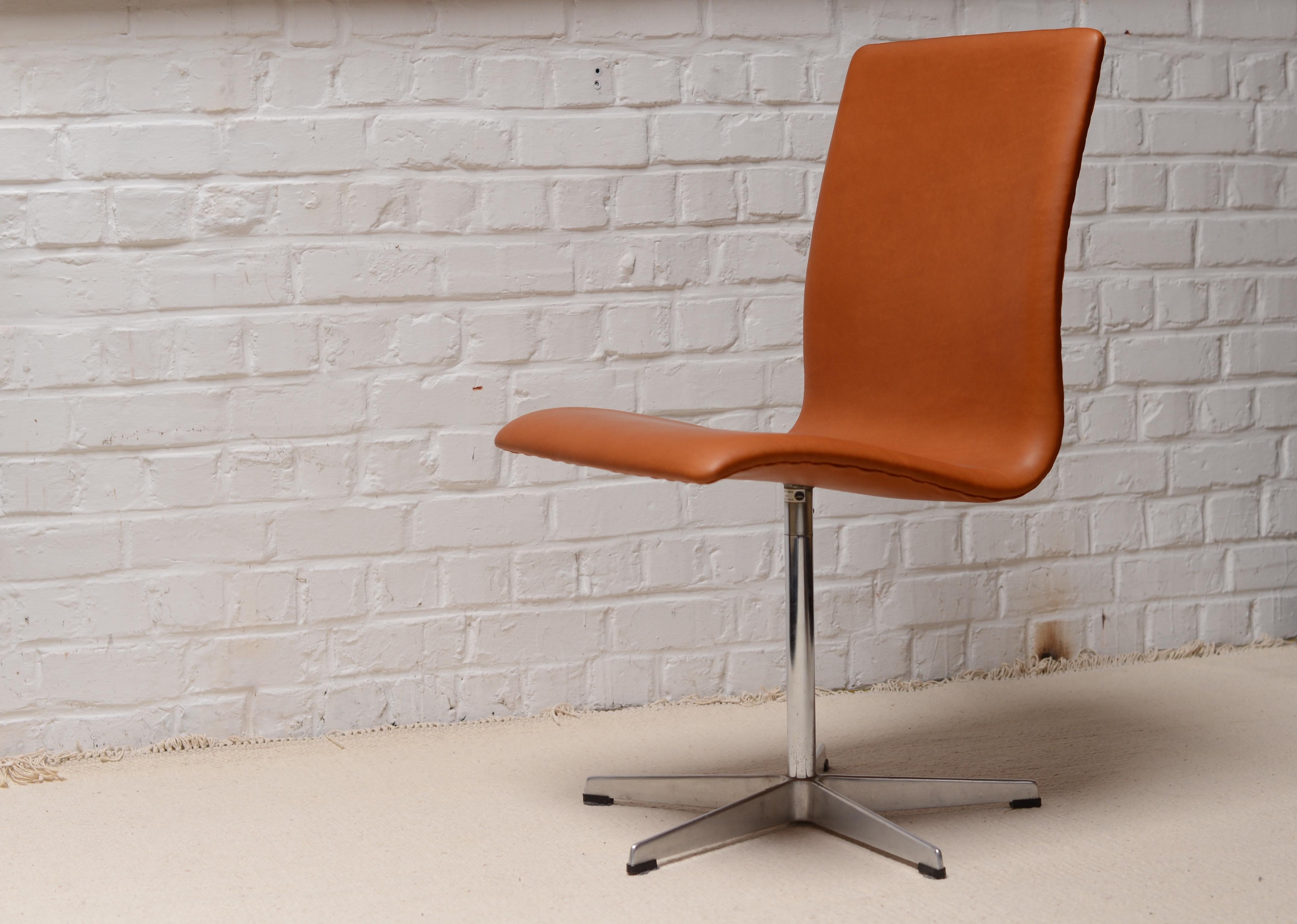 Chaise Oxford originale datant de mars 1967 fabriquée par Fritz Hansen au Danemark. Cette chaise a été conçue pour la commission spéciale du collège Sainte-Catherine d'Oxford. Il est composé d'une structure en contreplaqué, de cuir et de pieds en