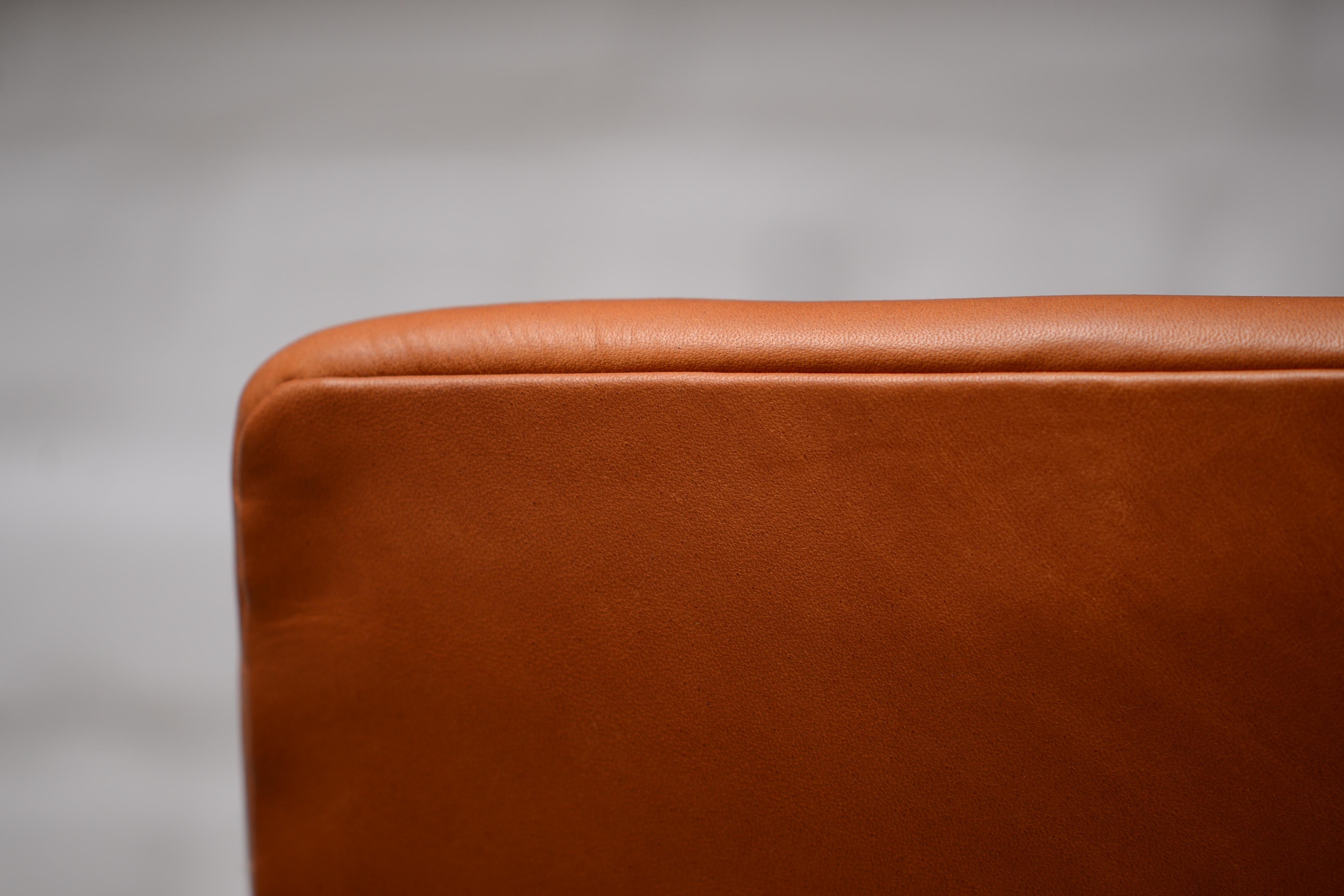 Arne Jacobsen Oxford-Leder, neu, datiert März 1967, Fritz Hansen, Dänemark (Aluminium) im Angebot