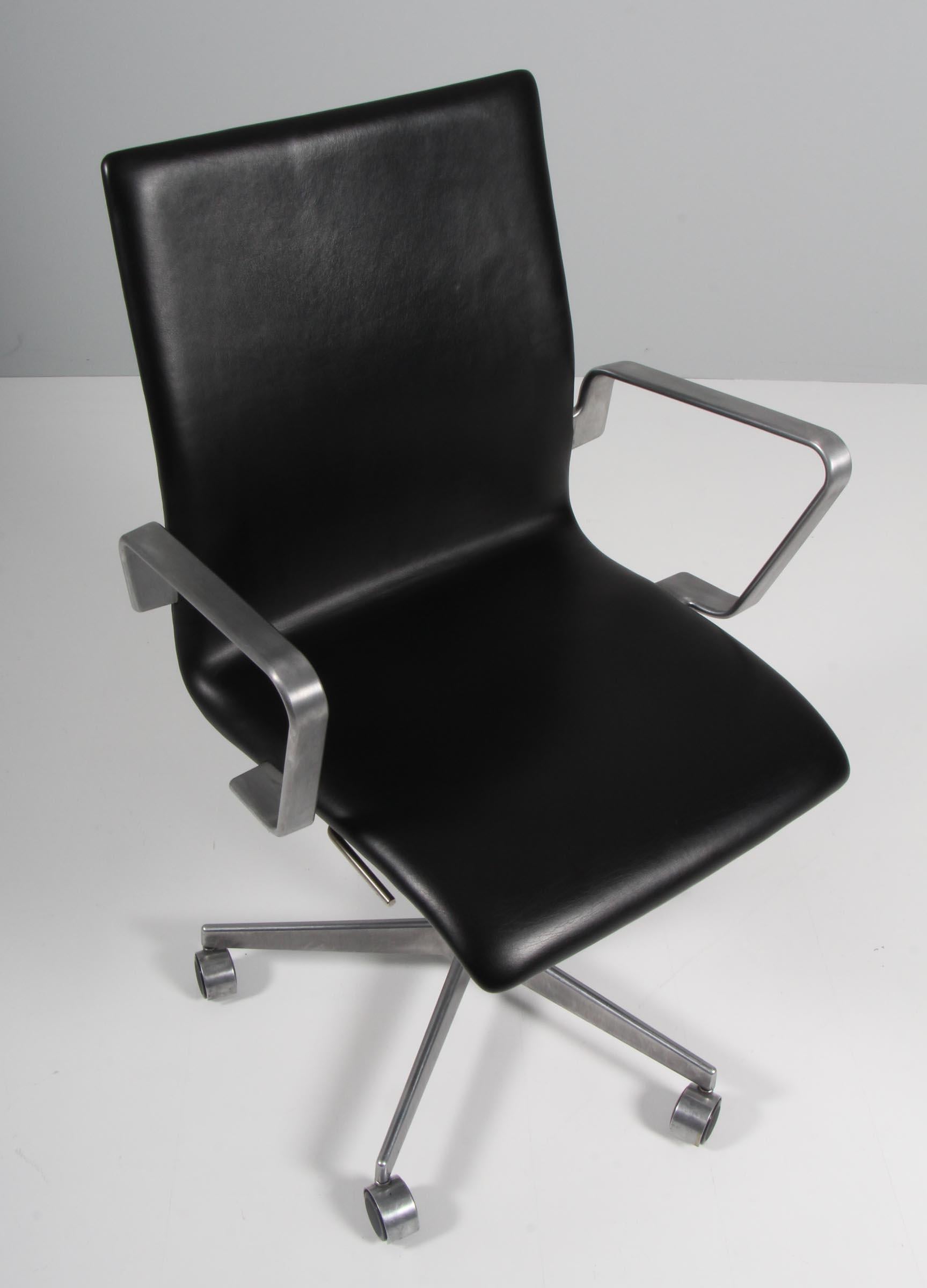 Arne Jacobsen Oxford chair five star base in aluminum. Turnable. With wheels.

Original black leather upholstery

Made by Fritz Hansen in 2006, red label

Original designed for the Oxford university.